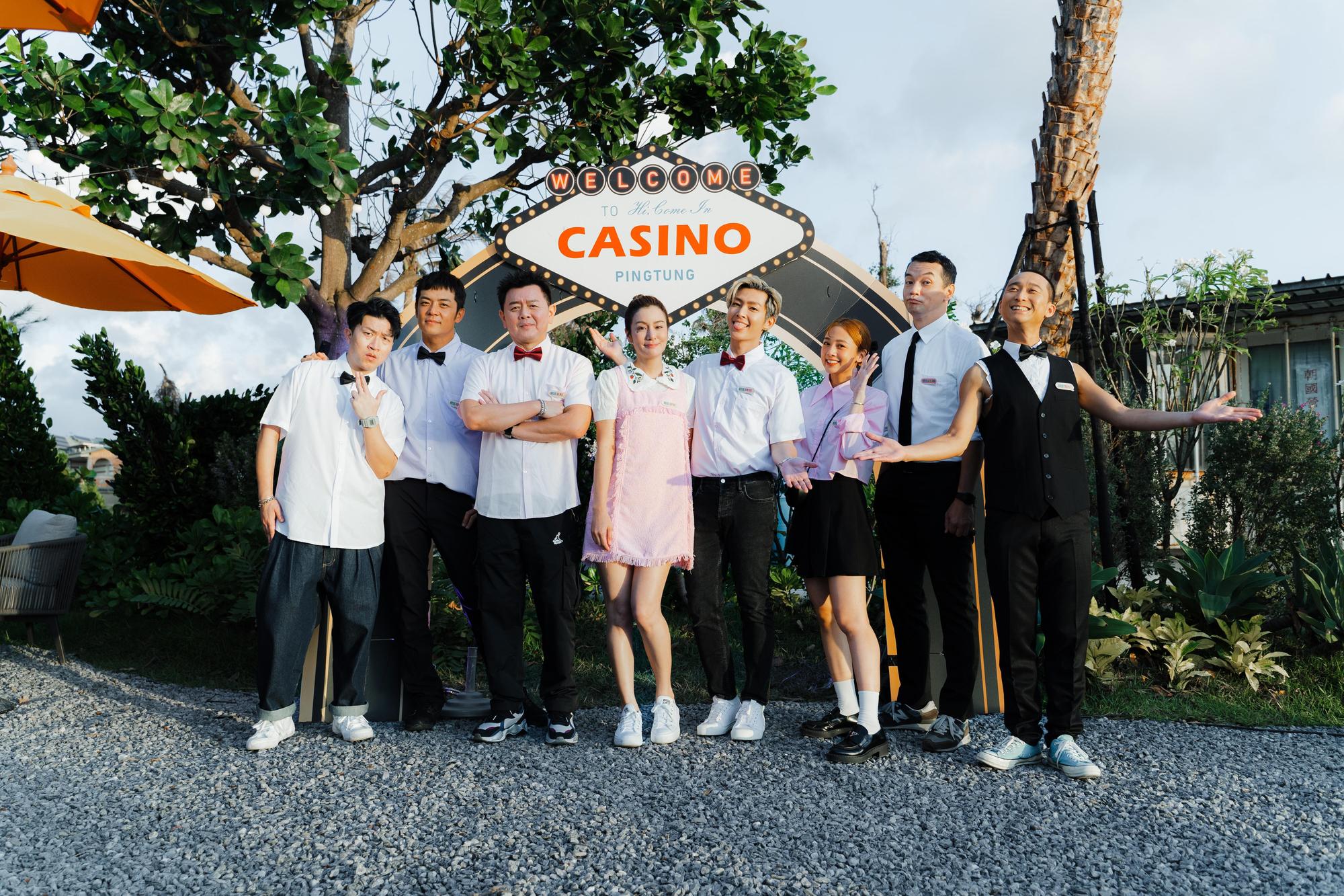 本週《嗨!營業中》 上演casino賭場大亨特輯。左起張立東、姚元浩、庹宗康、莎莎、炎亞綸、吳映潔、浩子、邱彥翔(全聯先生)。(好看娛樂提供)