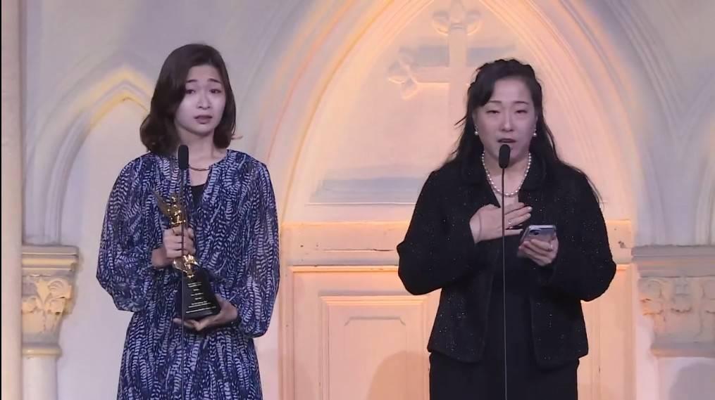 劉引商的女兒和孫女代為上台領獎。(大愛提供)