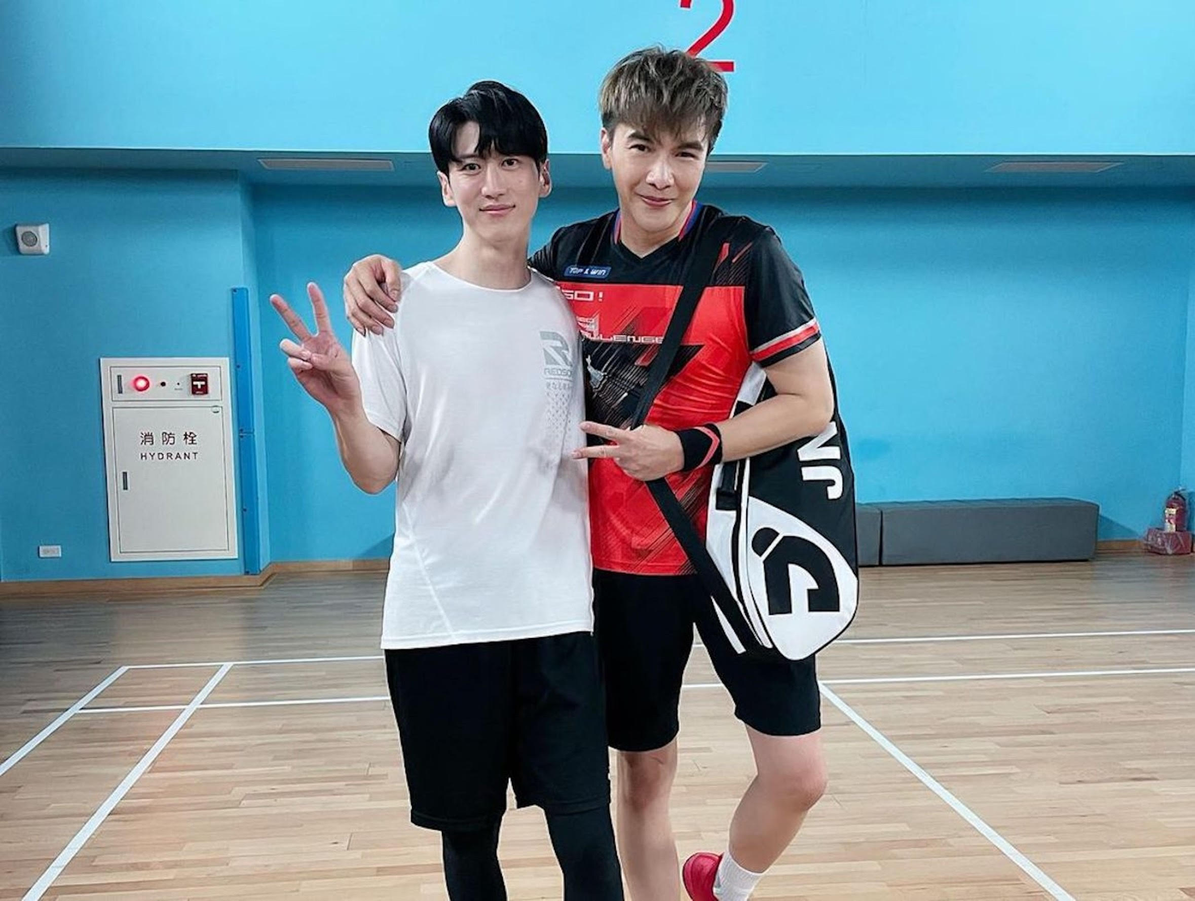 謝佳見跟孫沁岳《決勝的揮拍》飾演死對頭,戲外笑聲不斷。(民視提供)