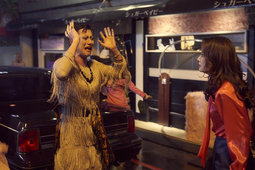 吳慷仁（左）在《華燈初上》演活了媽媽桑「寶寶」角色，獲得AACA頒獎肯定。（Netflix/百聿數碼提供）