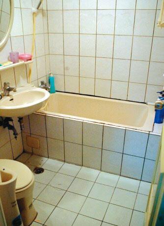 凶手將妻子殺害後,拖到住處的浴室(圖)分屍。(翻攝畫面)