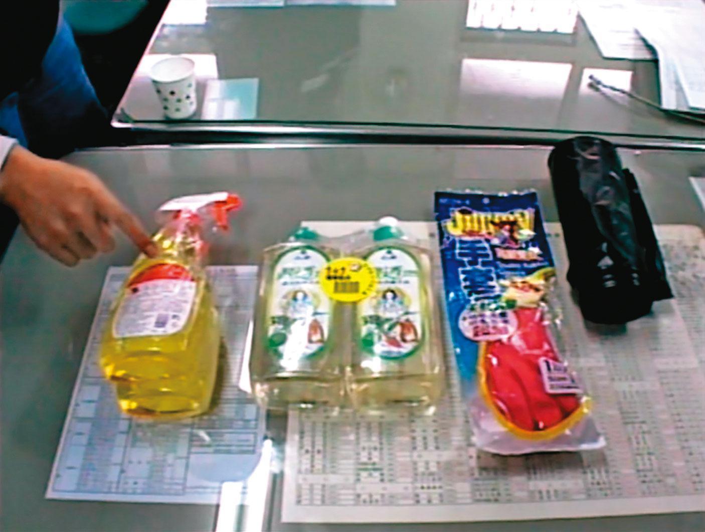 警方搜出王男買來分屍用的手套、塑膠袋、清潔劑等證物。(東森新聞提供)