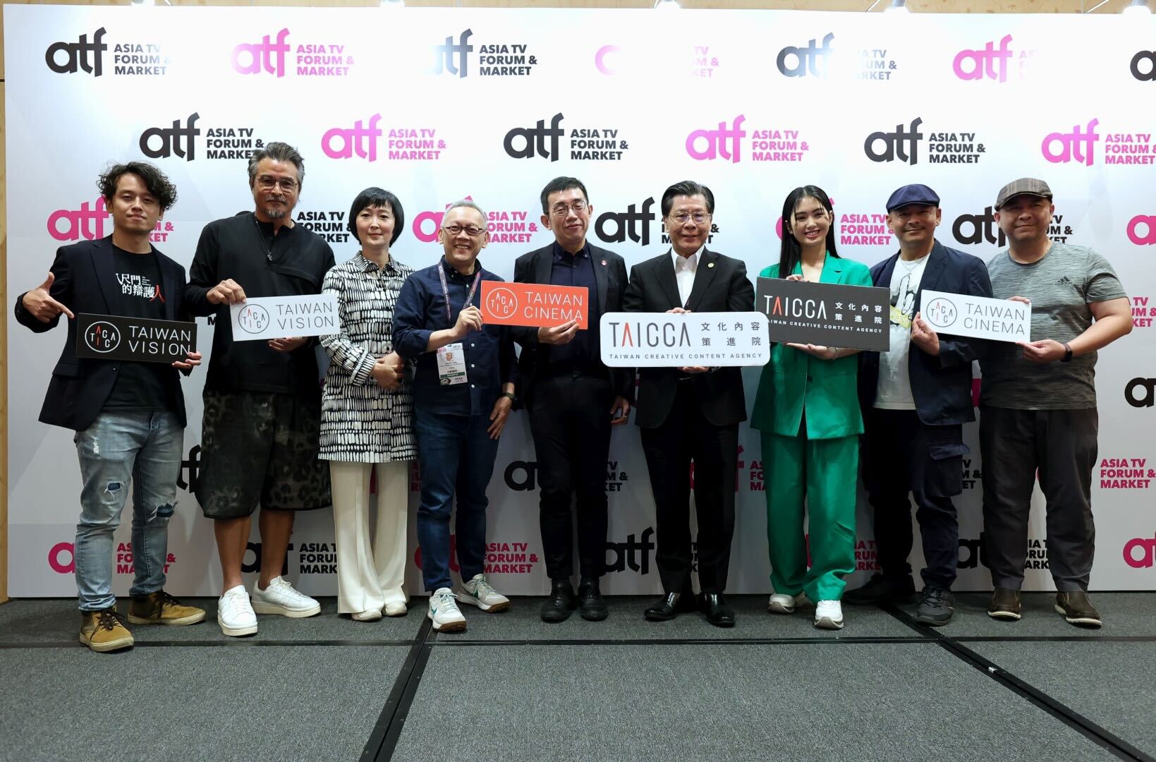 《八尺門的辯護人》導演唐福睿（左起）、演員李銘順、監製董成瑜、《倒數回擊》柒拾陸號原子董事總經理楊志光、文策院院長李明哲、駐新加坡代表梁國新、演員雷嘉汭、《魁寶》冉色斯總監姚孟軒和執行長姚孟超合影。  （文策院提供）