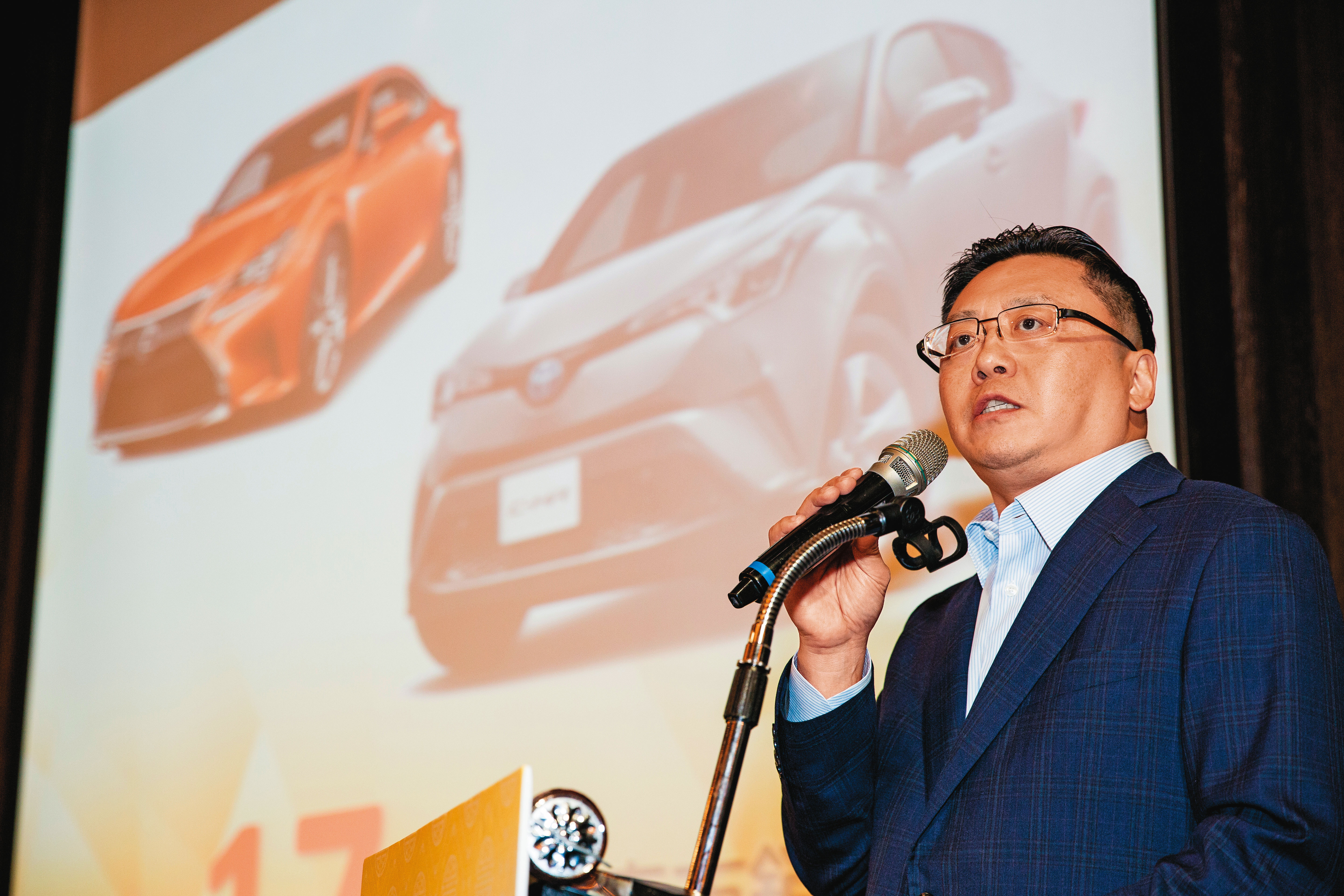 →缺車加上原物料大漲，就連國內車壇龍頭和泰汽車總經理蘇純興都直言，原廠壓力太大，國產車都擋不住要漲價。