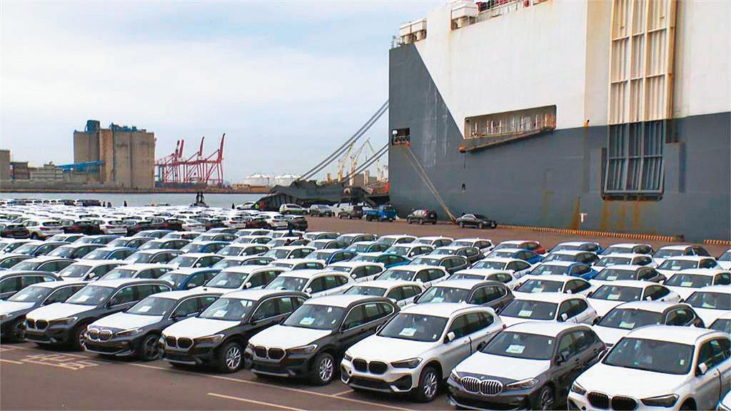 今年進口車銷售全都受船期影響,進口品牌賓士、BMW每個月的業績都要看是否有大船入港。(翻攝自民視新聞)