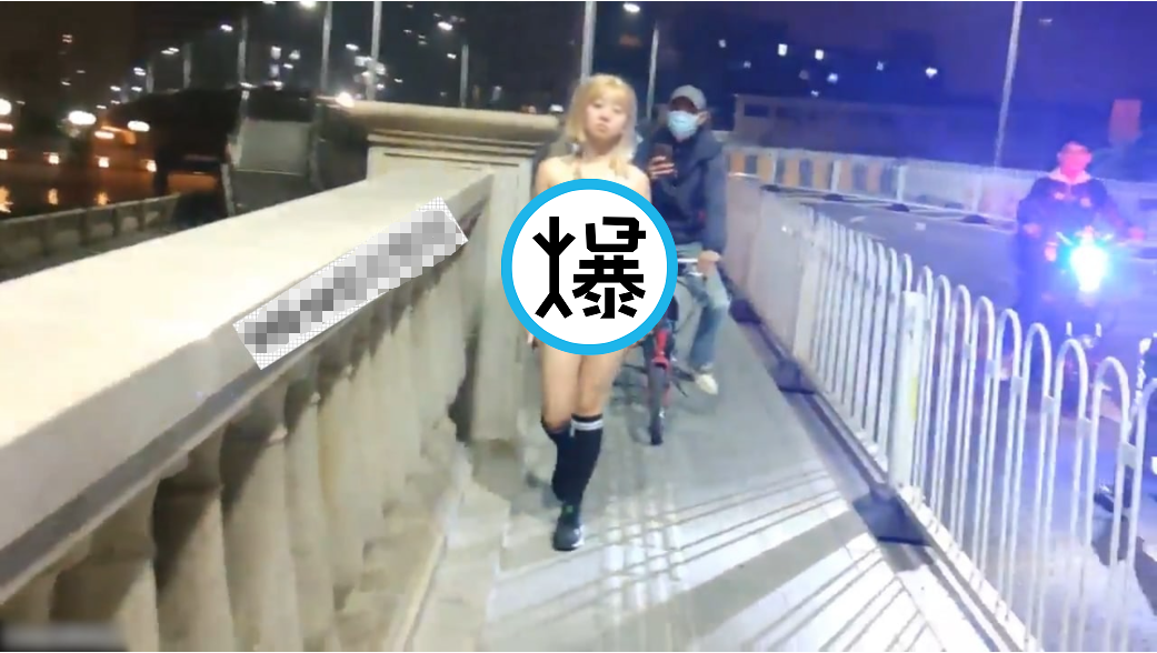 妹子全裸遊街求刺激，中國眾男興奮了！集體包圍「兄弟們上啊」。（翻自629cgw.com）