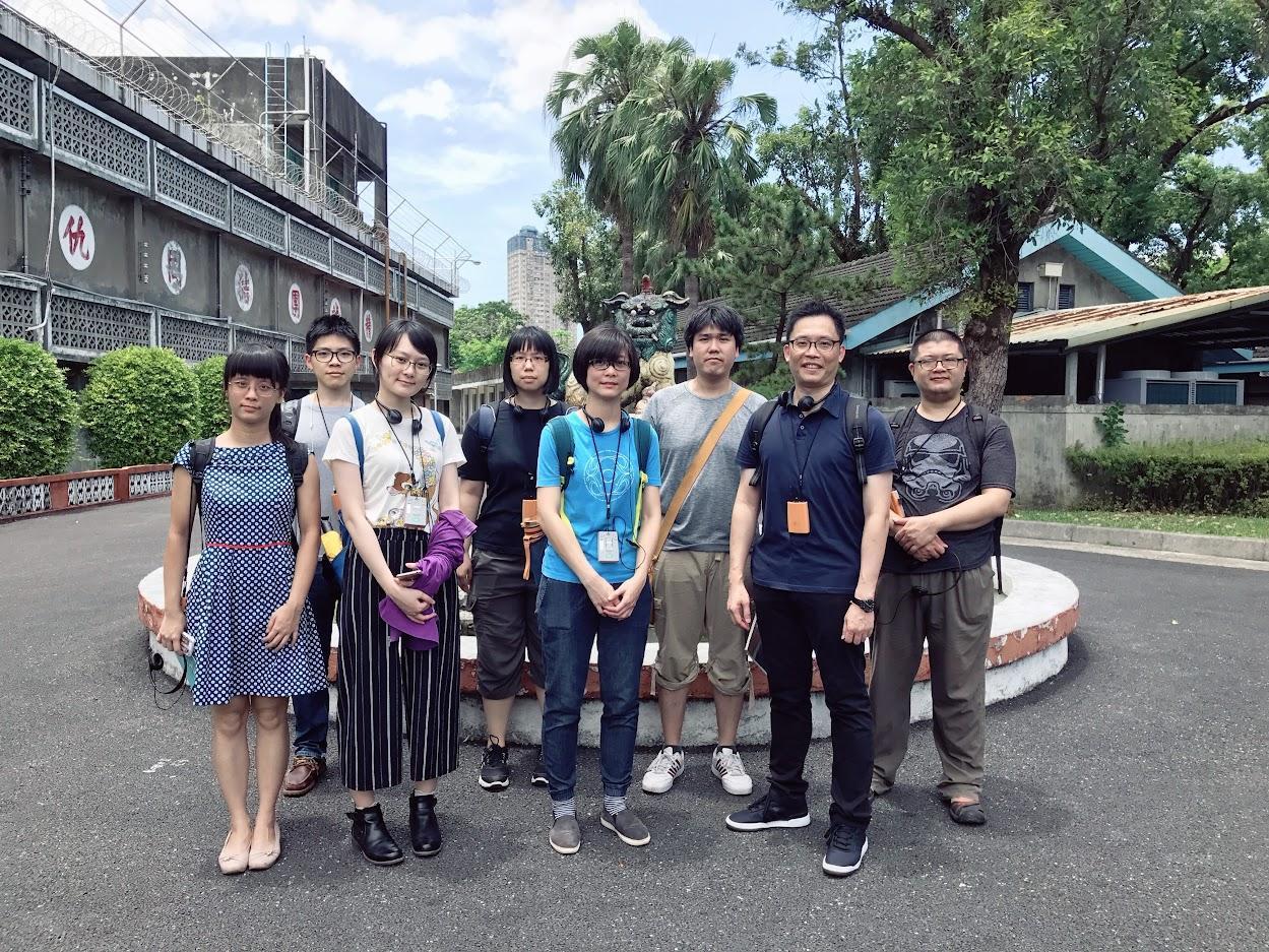 曾建華(右2)帶領漫畫團隊前往國家人權博物館取材。(澄波藝術文化有限公司提供)