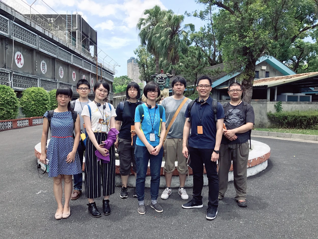 曾建華(右2)帶領漫畫團隊前往國家人權博物館取材。(澄波藝術文化有限公司提供)