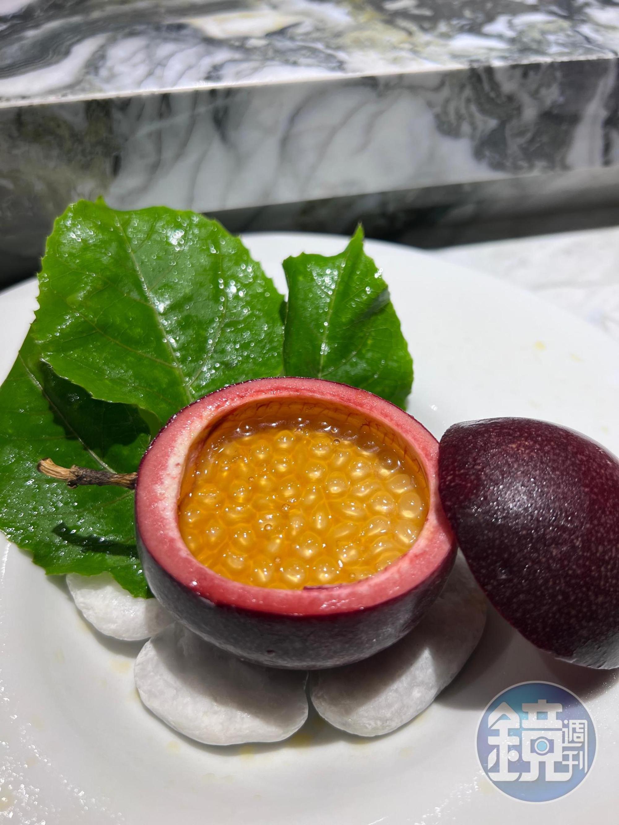 「百香果烏龍茶晶球布丁」在剔透的茶晶球下，有細緻香滑的煉乳布丁。
