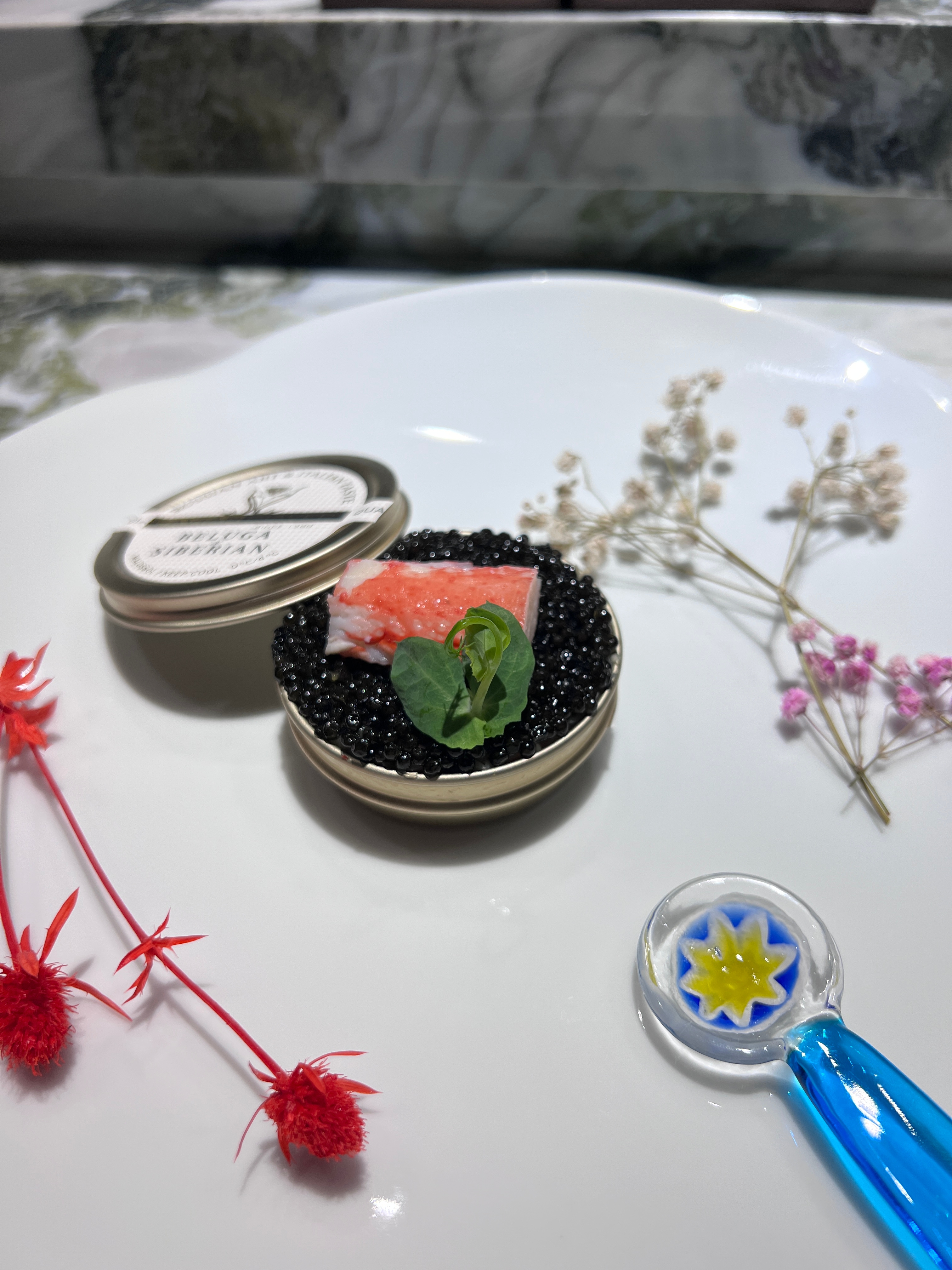 「義大利魚子醬松葉蟹菱角」亮點在最底層的台南官田菱角泥，手工製作的玻璃湯匙，非常可愛。
