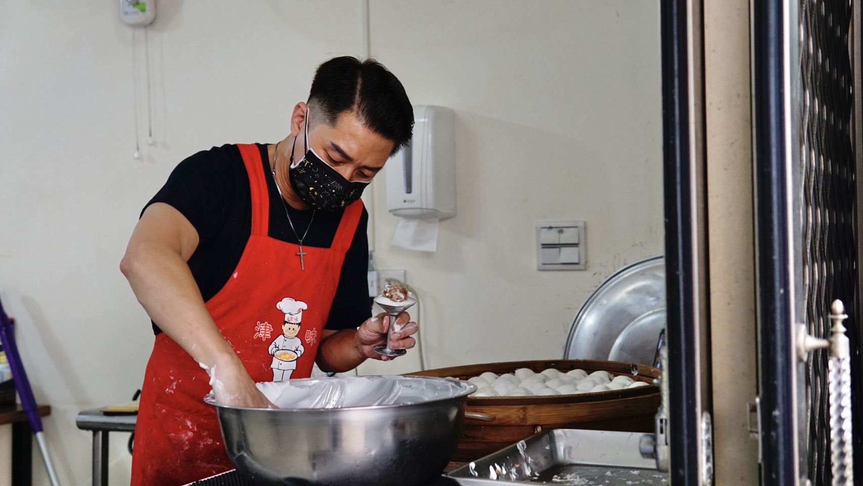曹景俊斜槓在肉圓店兼差。（松大娛樂提供）