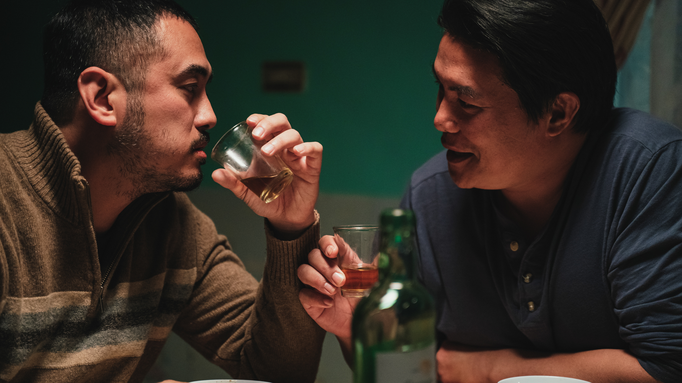 儘管都沒太多演戲經驗，但演兄弟的洪金輝和林孟君，一場在烤火房和解的戲，讓不少觀眾紅了眼眶。（華映）