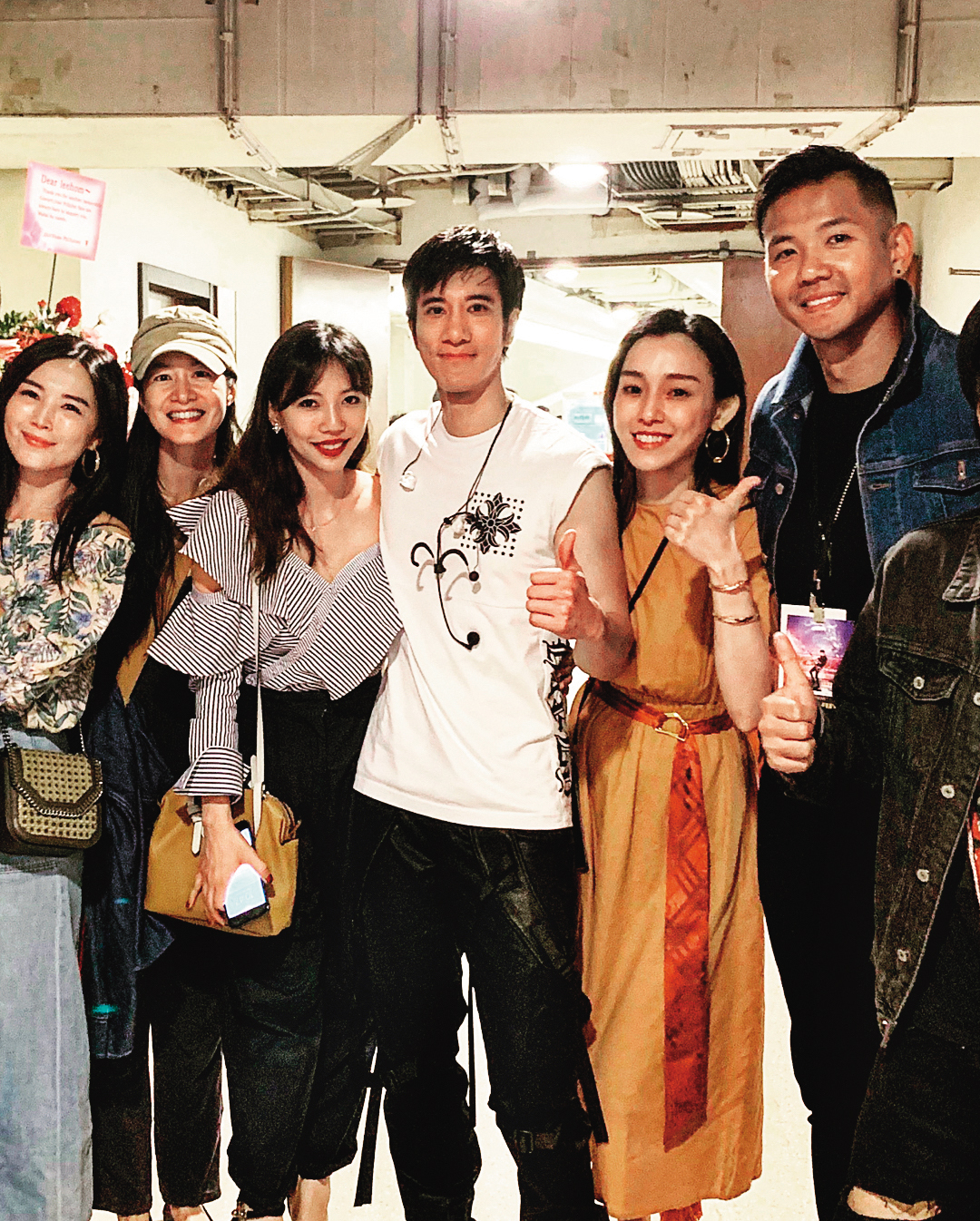 李靚蕾（左3）一度插手王力宏（右3）的演藝工作，如今王力宏婚姻觸礁，范瑋琪(右二)與陳建州（右1）也力挺。（翻攝自李靚蕾IG）