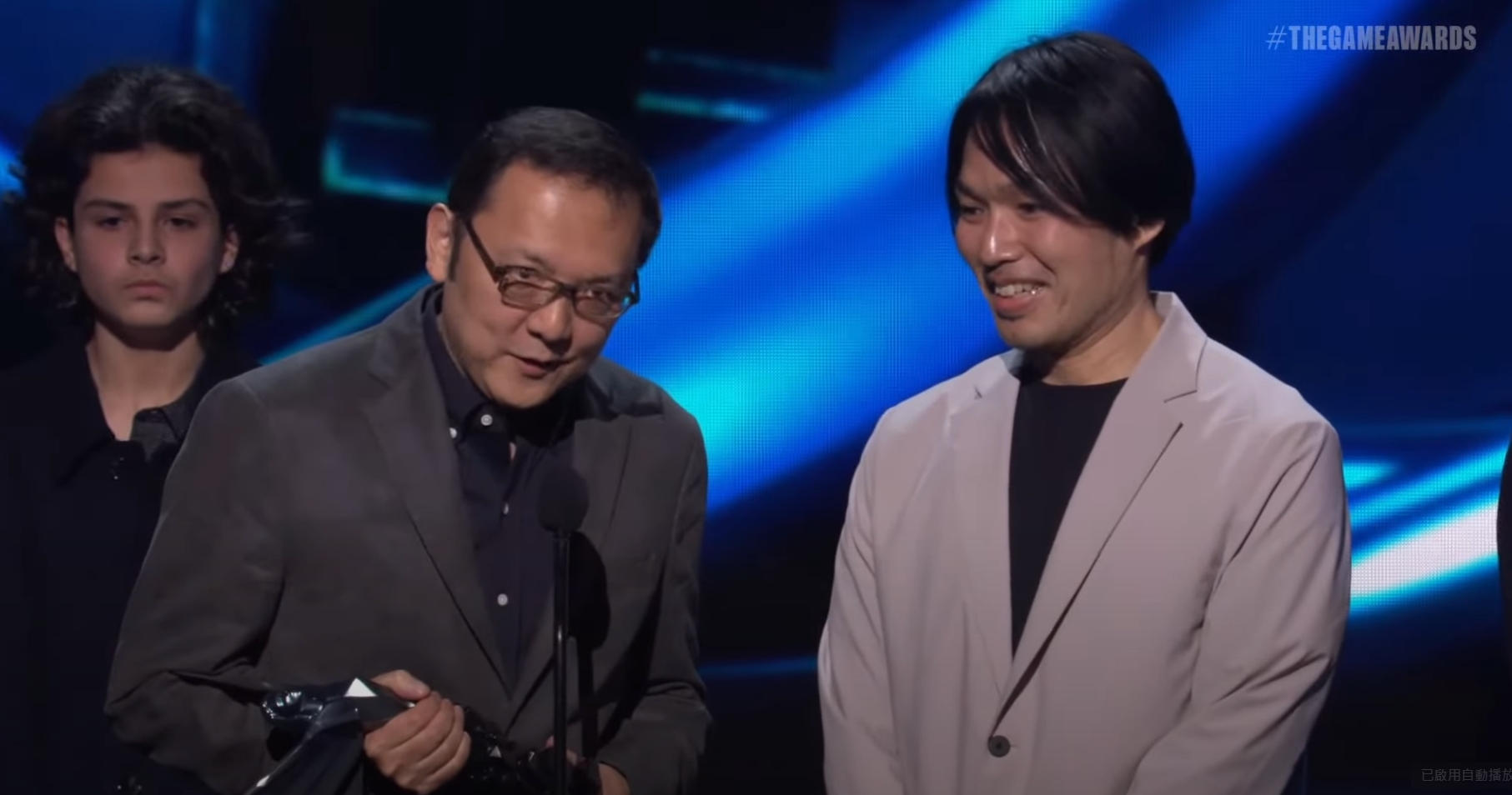 黑衣少年(左1)不只亂入頒獎典禮,還隨意在舞台上走動。(翻攝自The Game Awards 2022 Live)