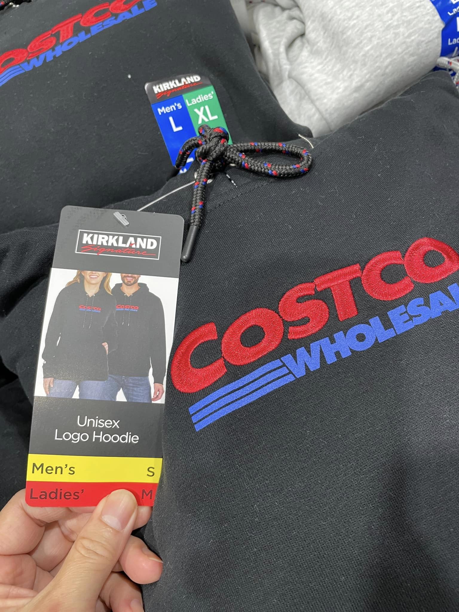 「科克蘭」推出印有更大Costco字樣的Logo帽T,引起網路熱議。(翻攝自Costco好市多 商品經驗老實說)