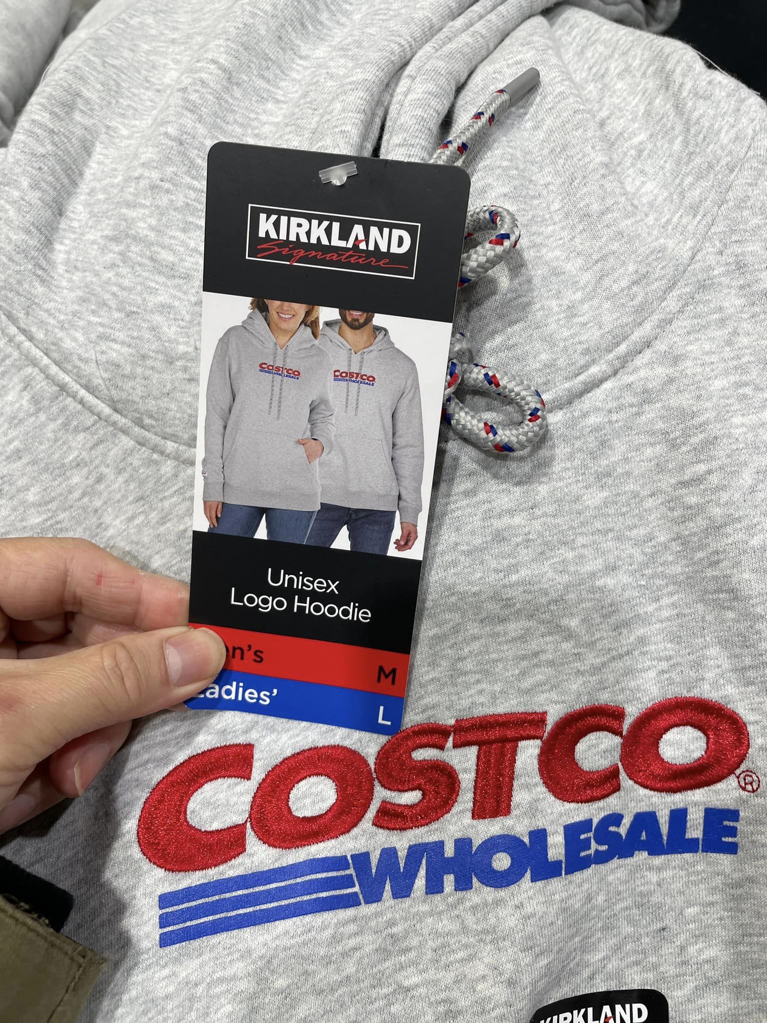 「科克蘭」推出印有更大Costco字樣的Logo帽T,引起網路熱議。(翻攝自Costco好市多 商品經驗老實說)
