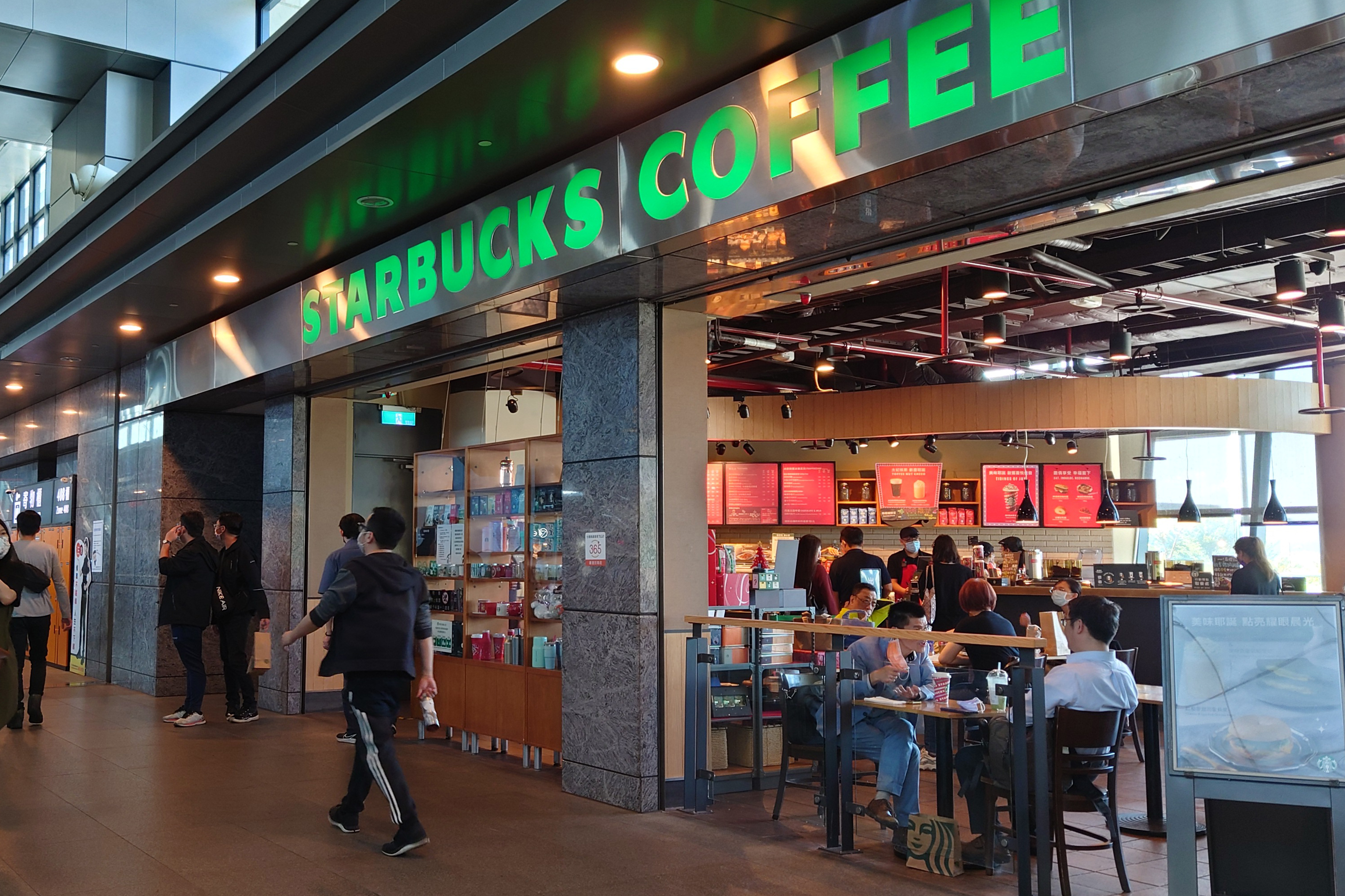 星巴克慶祝耶誕節，近日推出優惠活動「點亮耶誕星提案」。（本刊資料照）