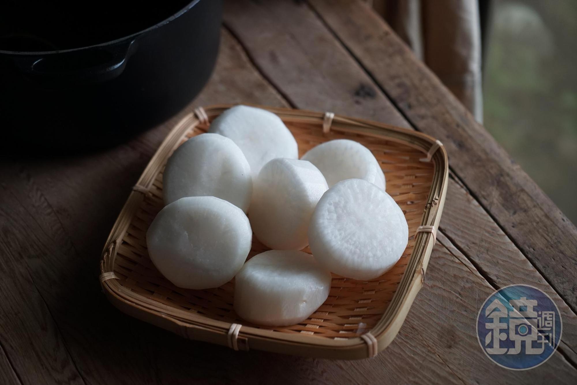 冬季飽滿鮮甜的白蘿蔔，削皮削角後，做出一顆顆宛如巨大象棋子般的待煮蘿蔔球。