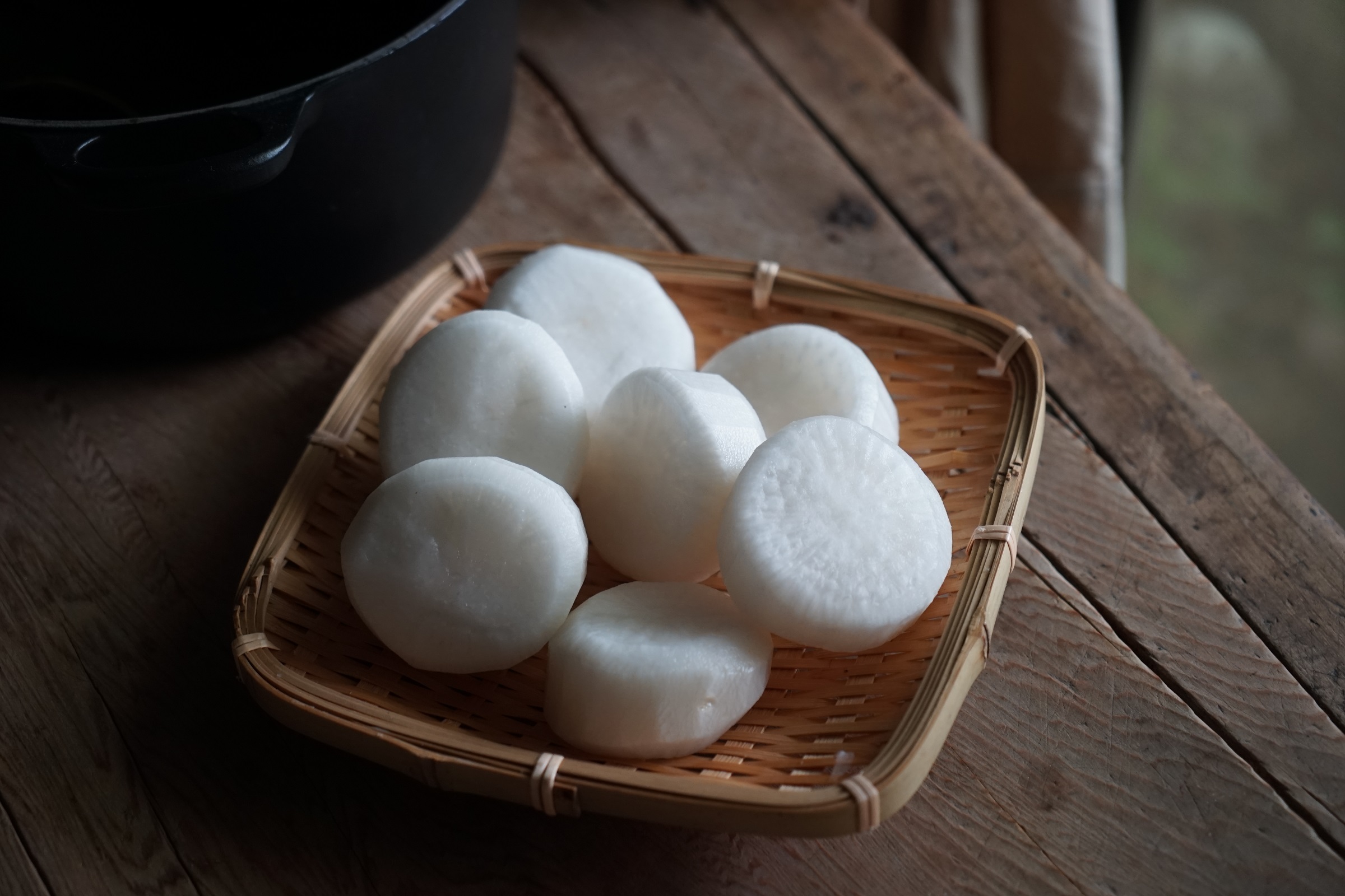 冬季飽滿鮮甜的白蘿蔔,削皮削角後,做出一顆顆宛如巨大象棋子般的待煮蘿蔔球。