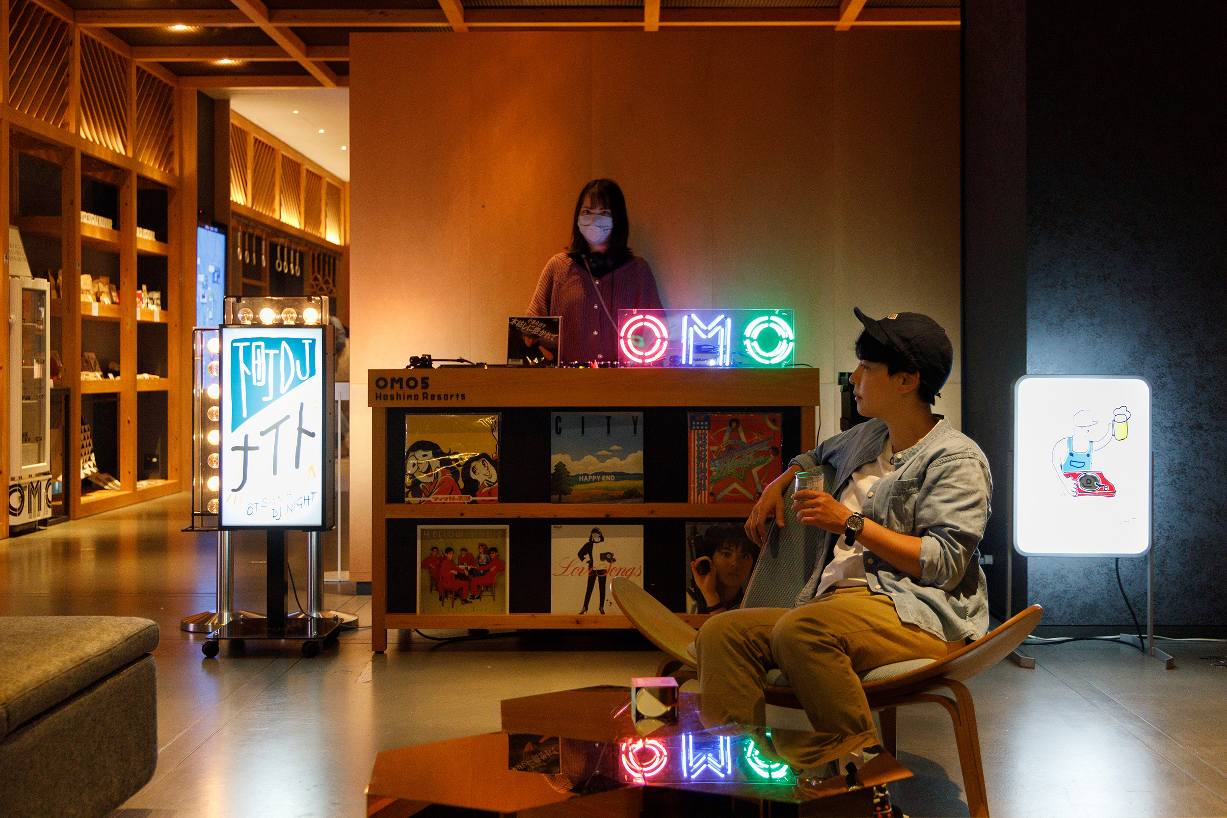 座落JR山手線大塚站旁的「OMO5東京大塚by星野集團」，是一間融入下町氛圍的城市飯店，每晚飯店會舉辦DJ Night，播放懷舊歌曲。