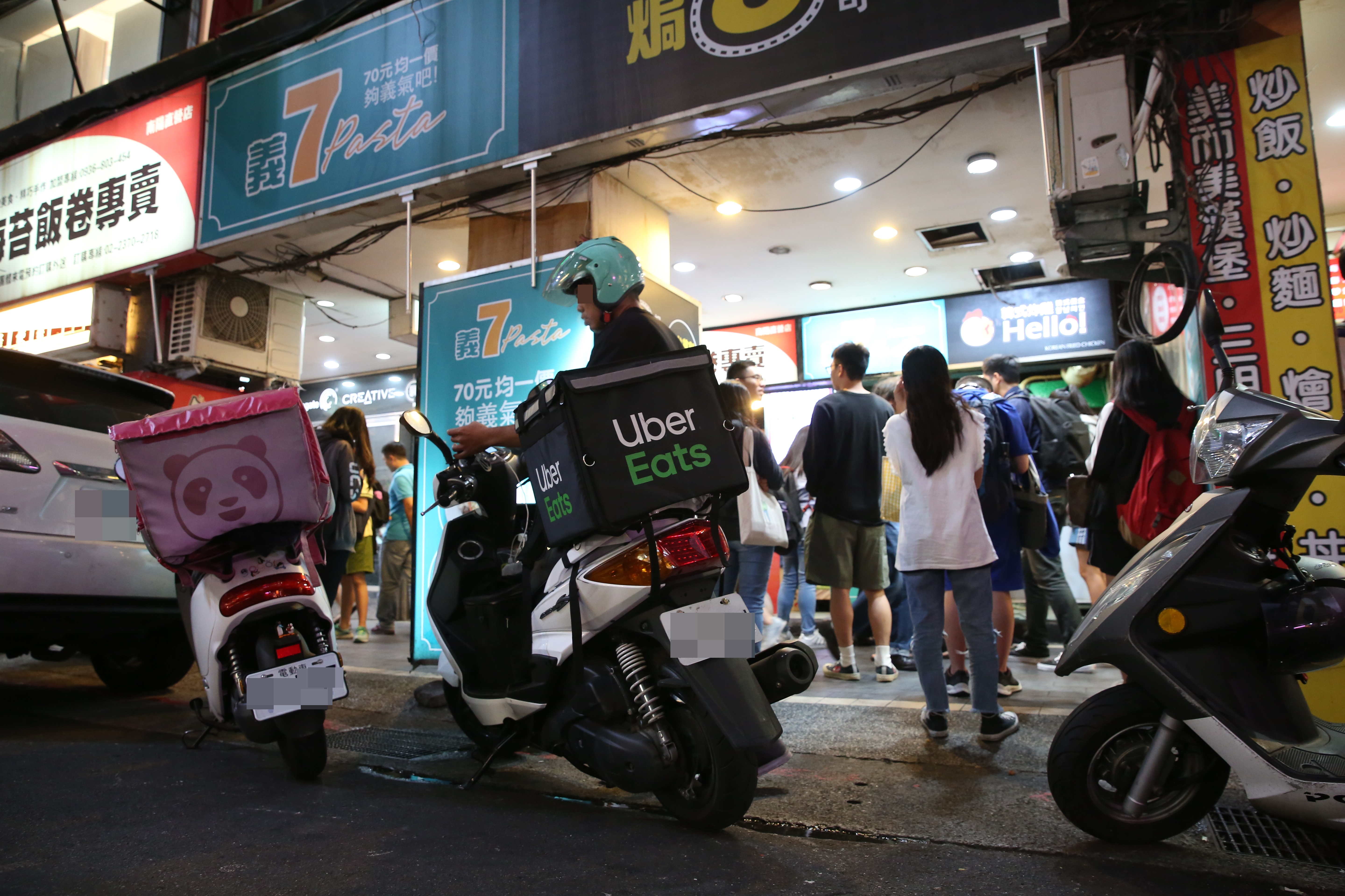 一名網友抱怨，外送員以「殘障」為由拒絕送餐至5樓，讓不舒服的他相當傻眼。（非當事人，本刊資料照）