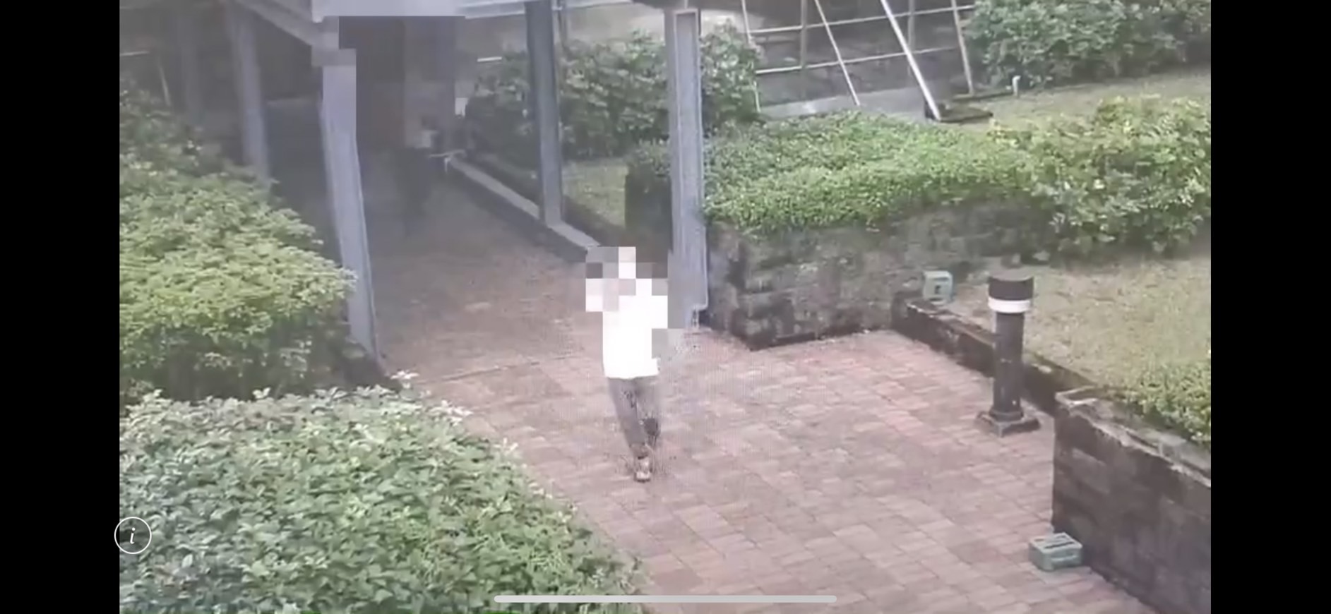 廖、藍2人自醫院空中花園連通道至工務所行竊。（翻攝畫面）