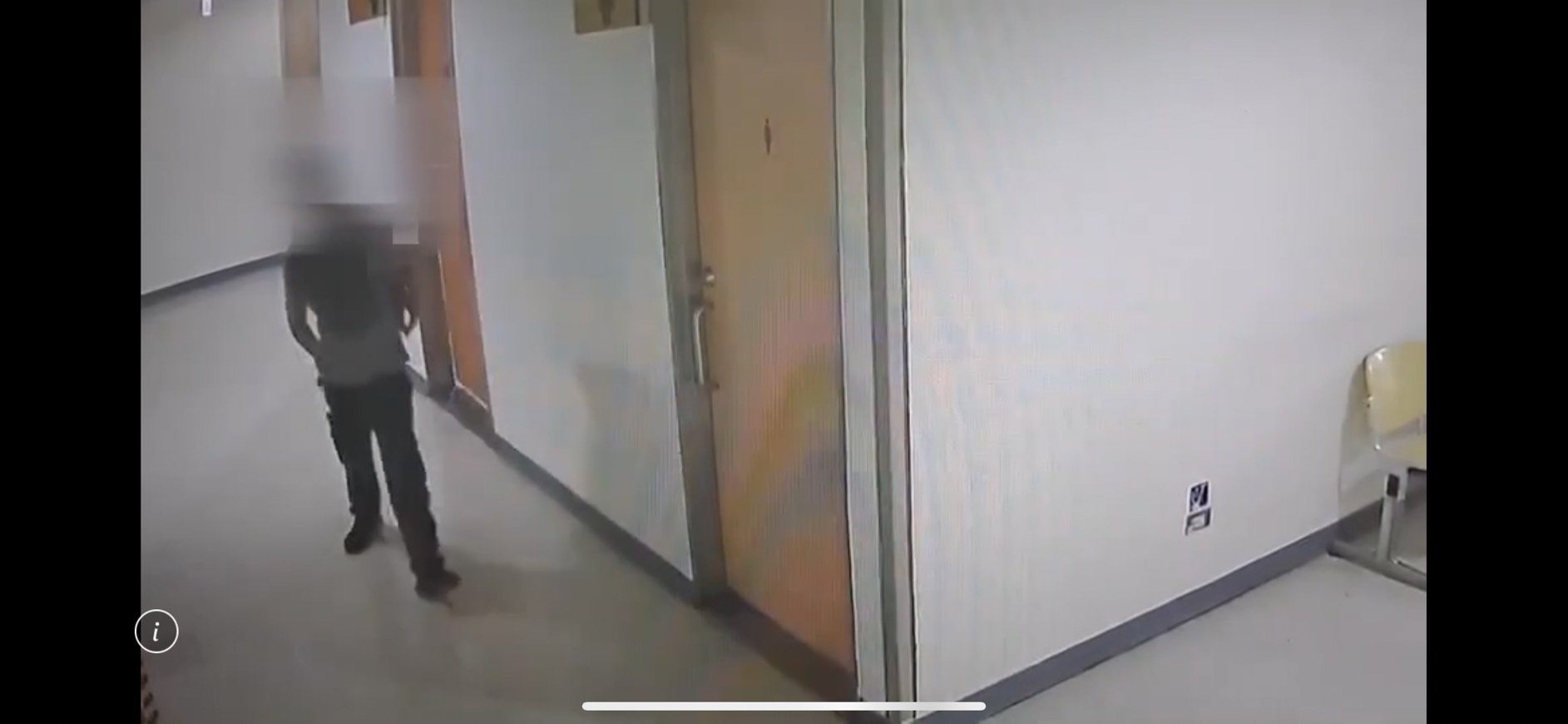兩人得手現金後,還刻意便裝躲避追查。(翻攝畫面)