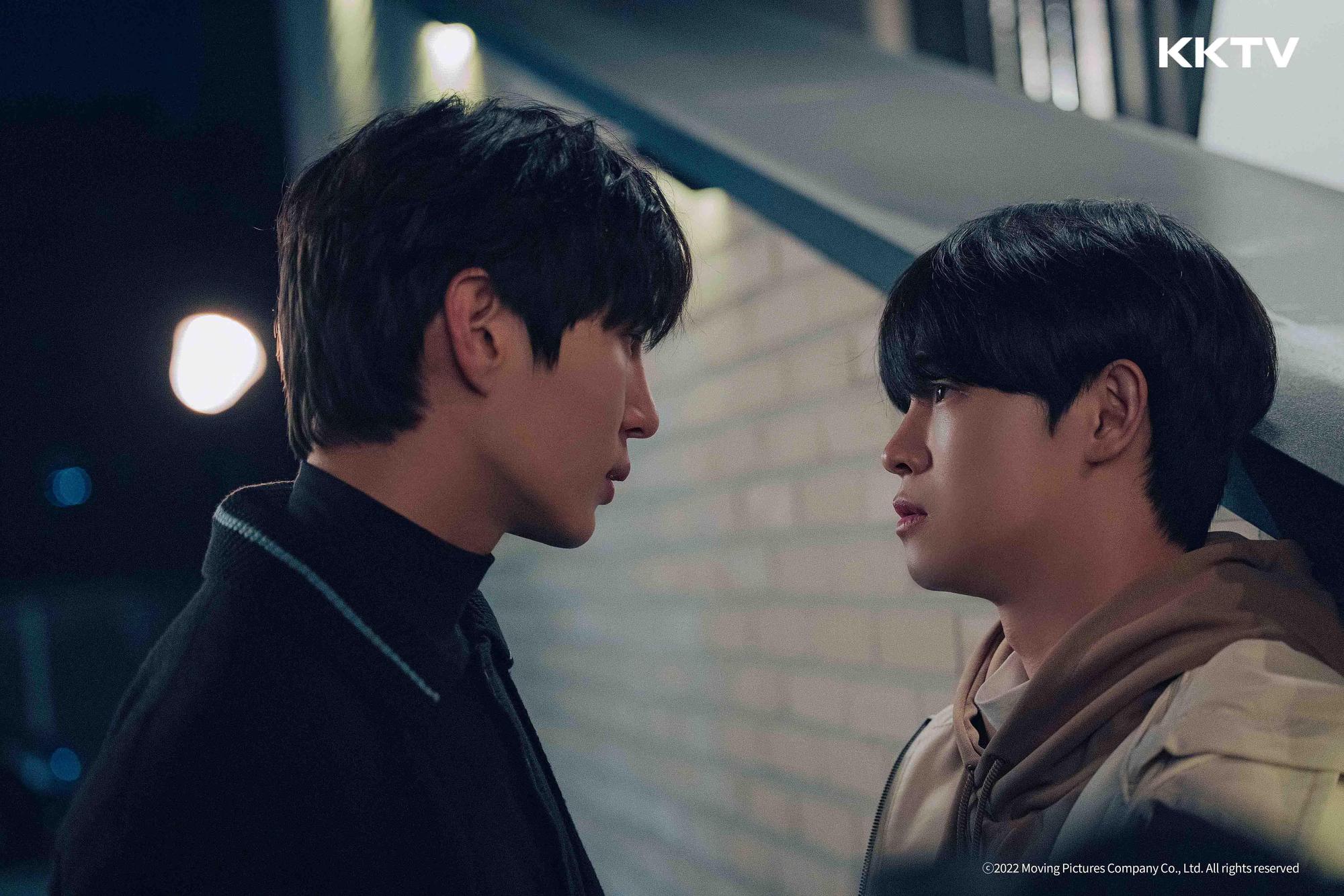 LEO（左）在《圍籬外的Happy Ending》獻出首次BL劇演技挑戰。（KKTV提供）