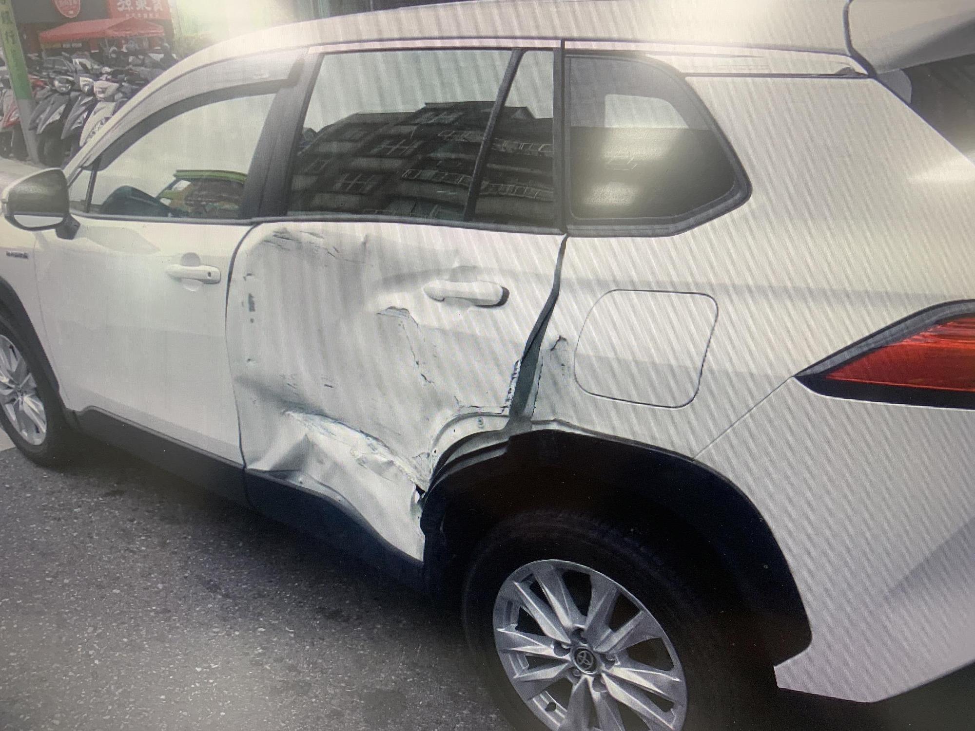 民眾的Toyota轎車車身鈑金整面凹陷。(翻攝畫面)