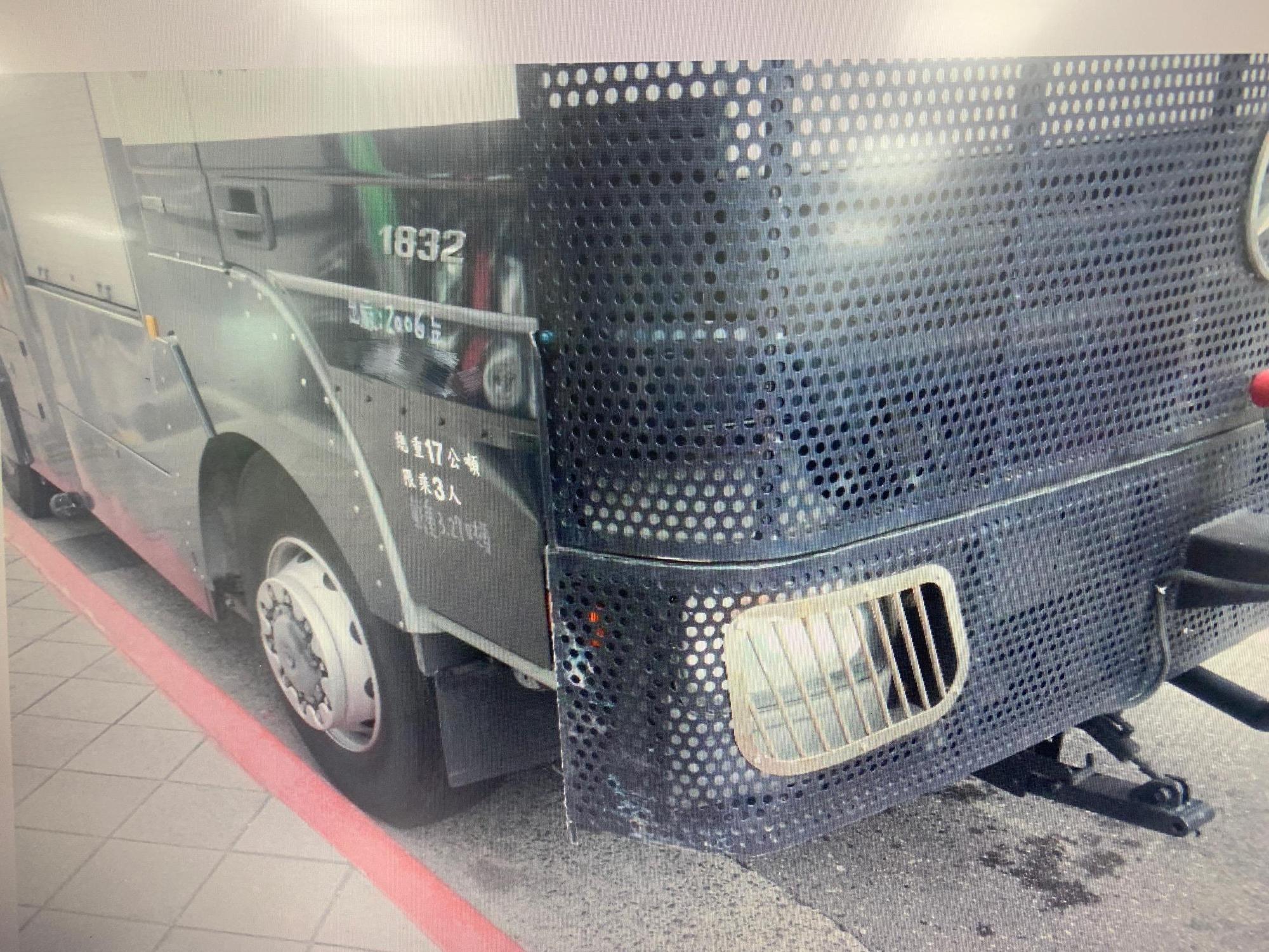 警用特種車車頭只有輕微磨損。(翻攝畫面)