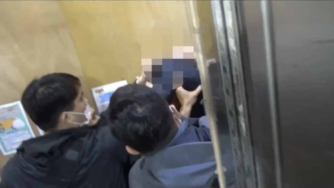 警方在電梯內查獲毒販。（翻攝畫面）