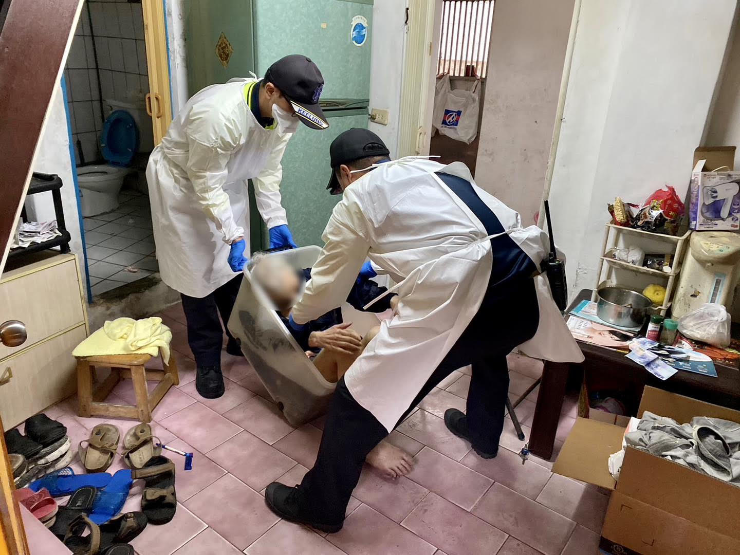 基隆一名獨居老人整理家務時意外跌坐到塑膠收納箱內，幸好警察獲報破門而入，才救出受困4天的老人。（翻攝基隆市警察局第四分局臉書）