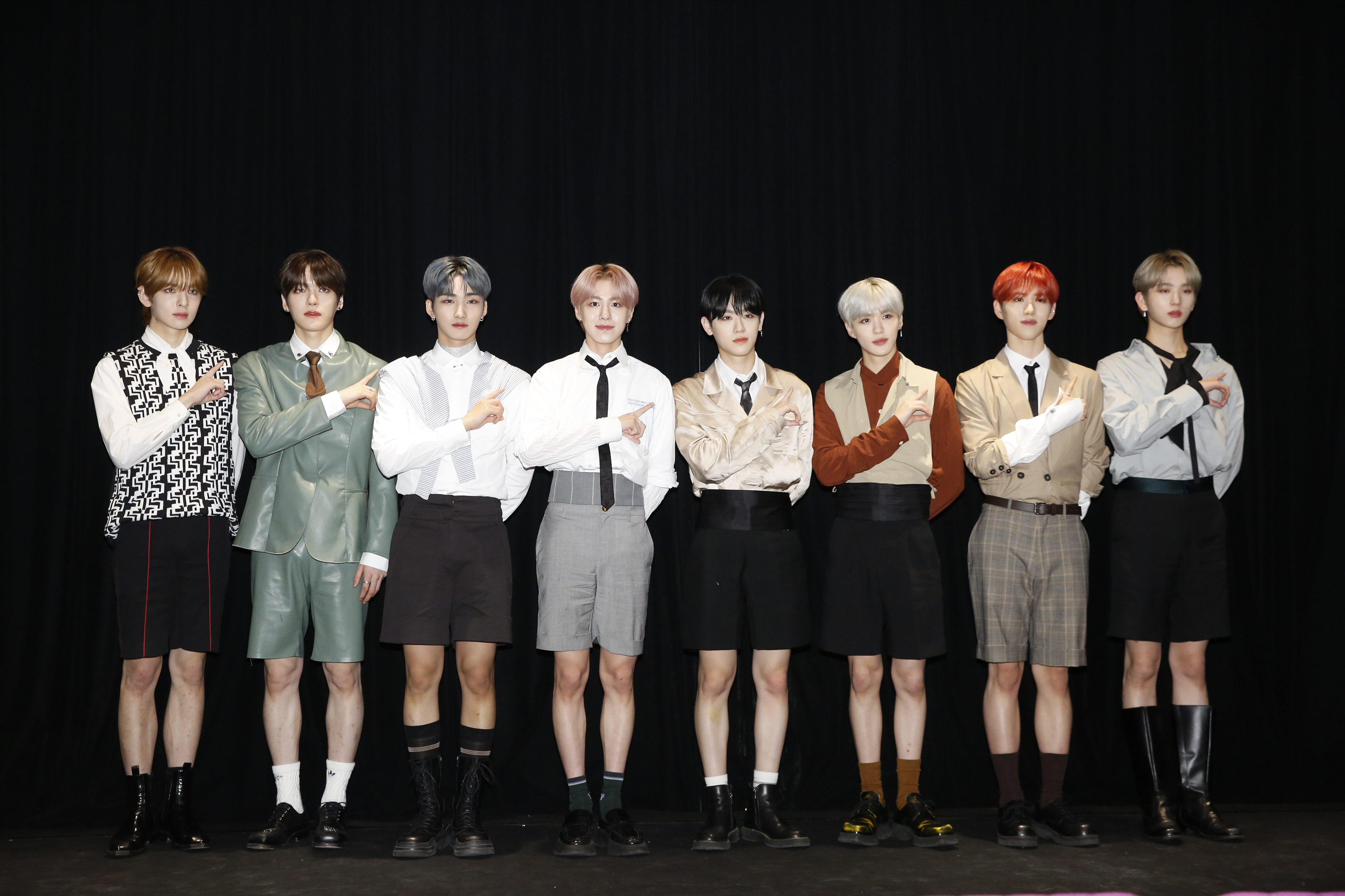 韓國男團EPEX首次來台，愛上珍珠奶茶與牛肉麵的美味。成員左起：MU、WISH、JEFF、AYDEN、KEUM、A-MIN、YEWANG、BAEKSEUNG。