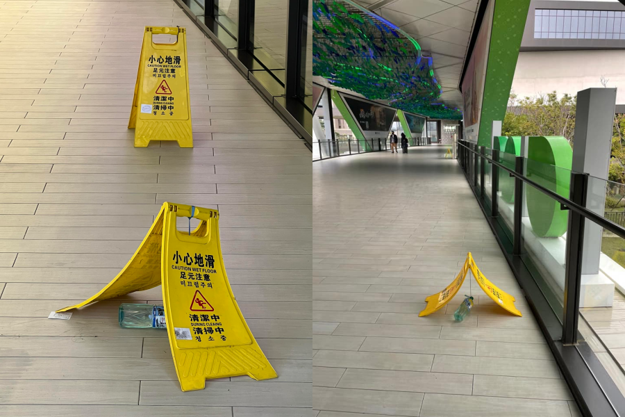 桃園Xpark的一個告示牌，兩腳開開像是軟腳一樣，笑翻一票網友。（翻攝自路上觀察學院）