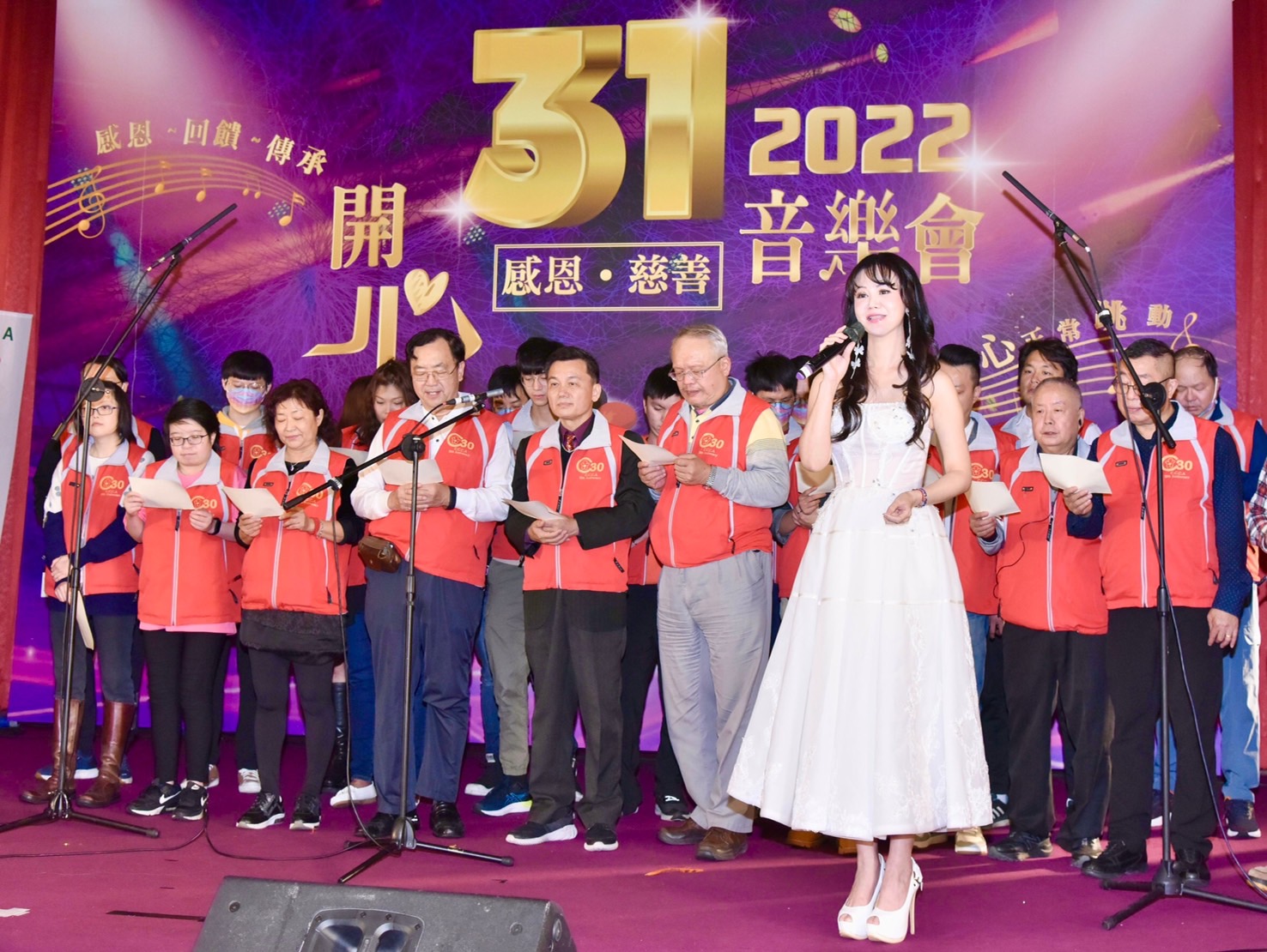 張如君（前）帶領心臟病童，為開心感恩慈善音樂會獻上公益首唱。（泛美國際文教基金會提供）