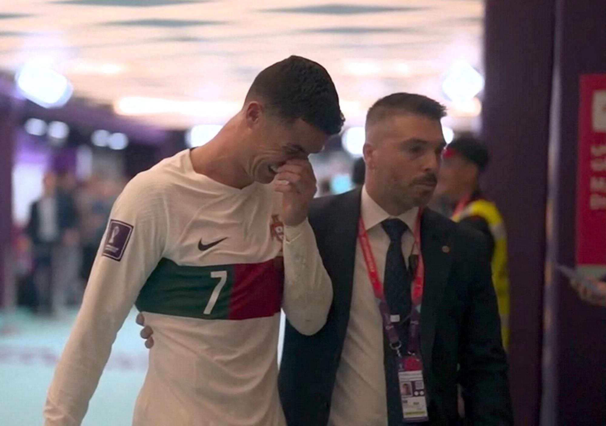C羅納度(Cristiano Ronaldo)最後一舞畫下句點,賽後掩面啜泣走下球場。(東方IC)