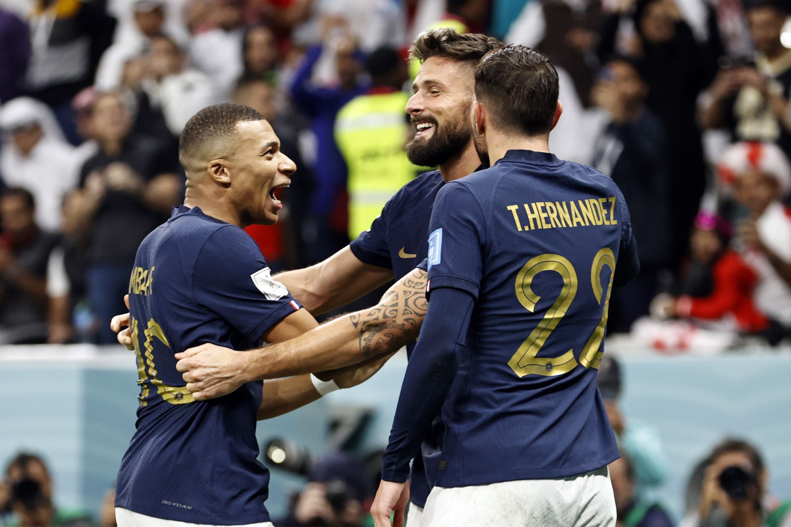 法國金童姆巴佩（左）目前共踢進5球，是本屆世足的進球王，隊友吉魯（中）則以4球與阿根廷梅西並列。（東方IC）