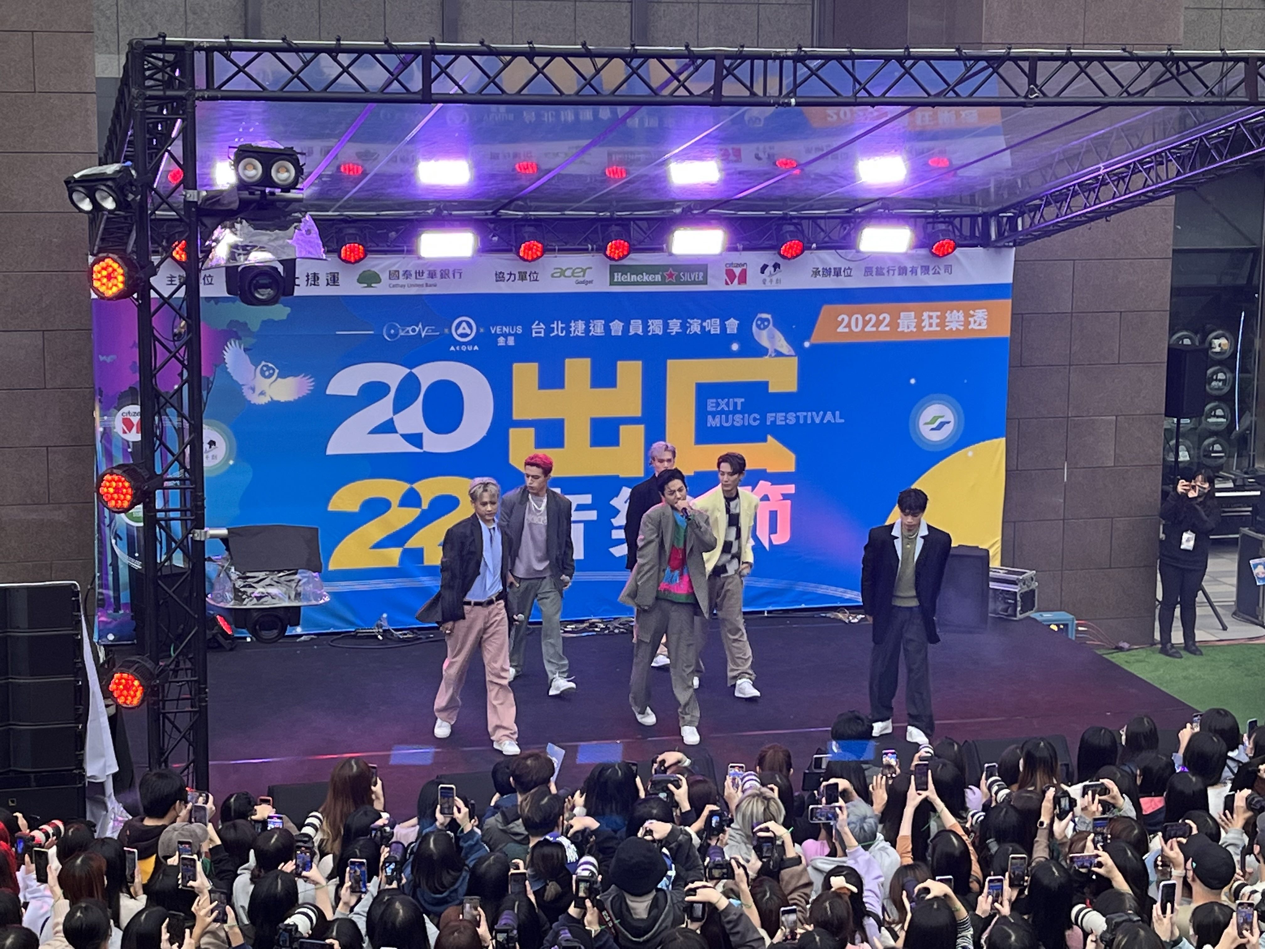 林煥鈞、林佳辰、李哲言、周祖安、周子翔、黃文廷連唱4首歌曲,嗨翻捷運出口音樂節。(台北捷運公司提供)