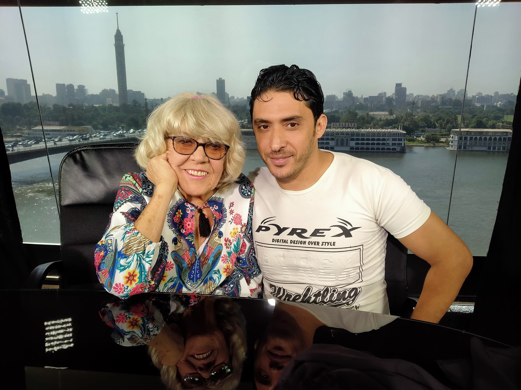 83歲瓊絲37歲埃及小鮮肉相戀，自爆做愛時「因為太激烈了經常送醫急救！」（翻攝Iris Jones臉書）