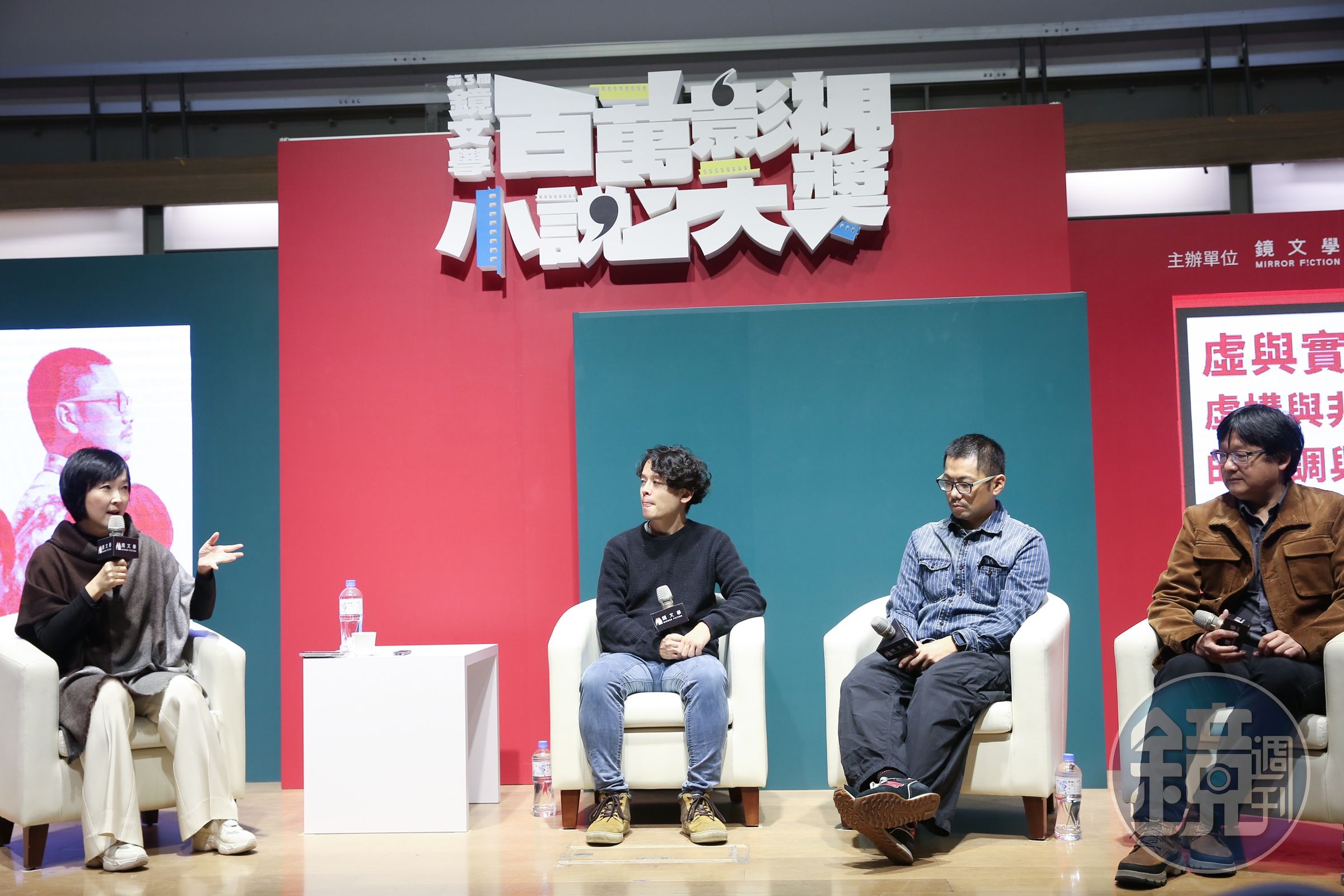 沙龍講座「虛與實之間──虛構與非虛構作品的田調與其他」，由鏡文學總編輯董成瑜（左起）主持，邀請《八尺門的辯護人》作者唐福睿、資深記者/作家李桐豪、李志德對談。