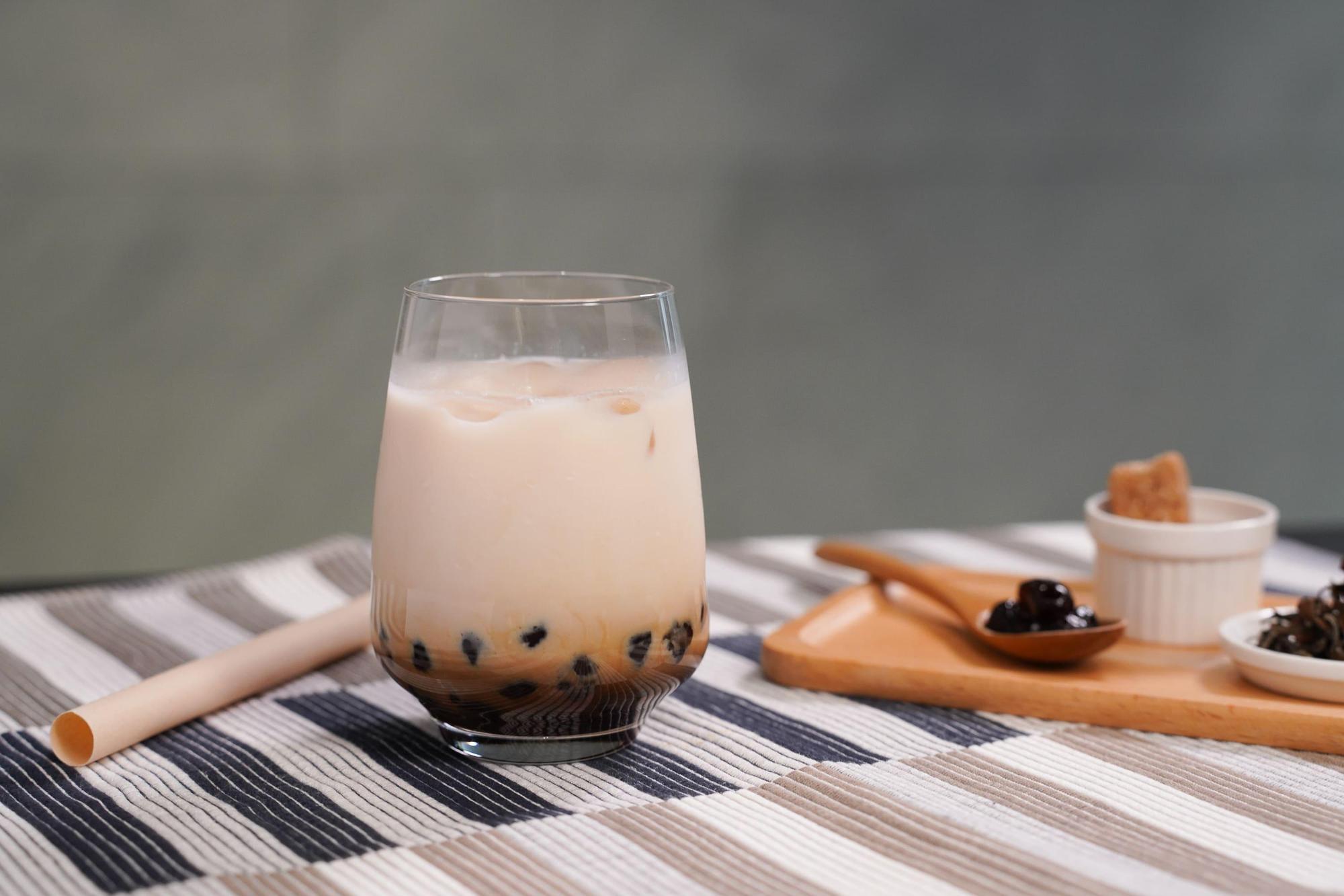 為響應環境永續，機上珍珠鮮奶茶將搭配竹纖維環保吸管。（星宇航空提供）