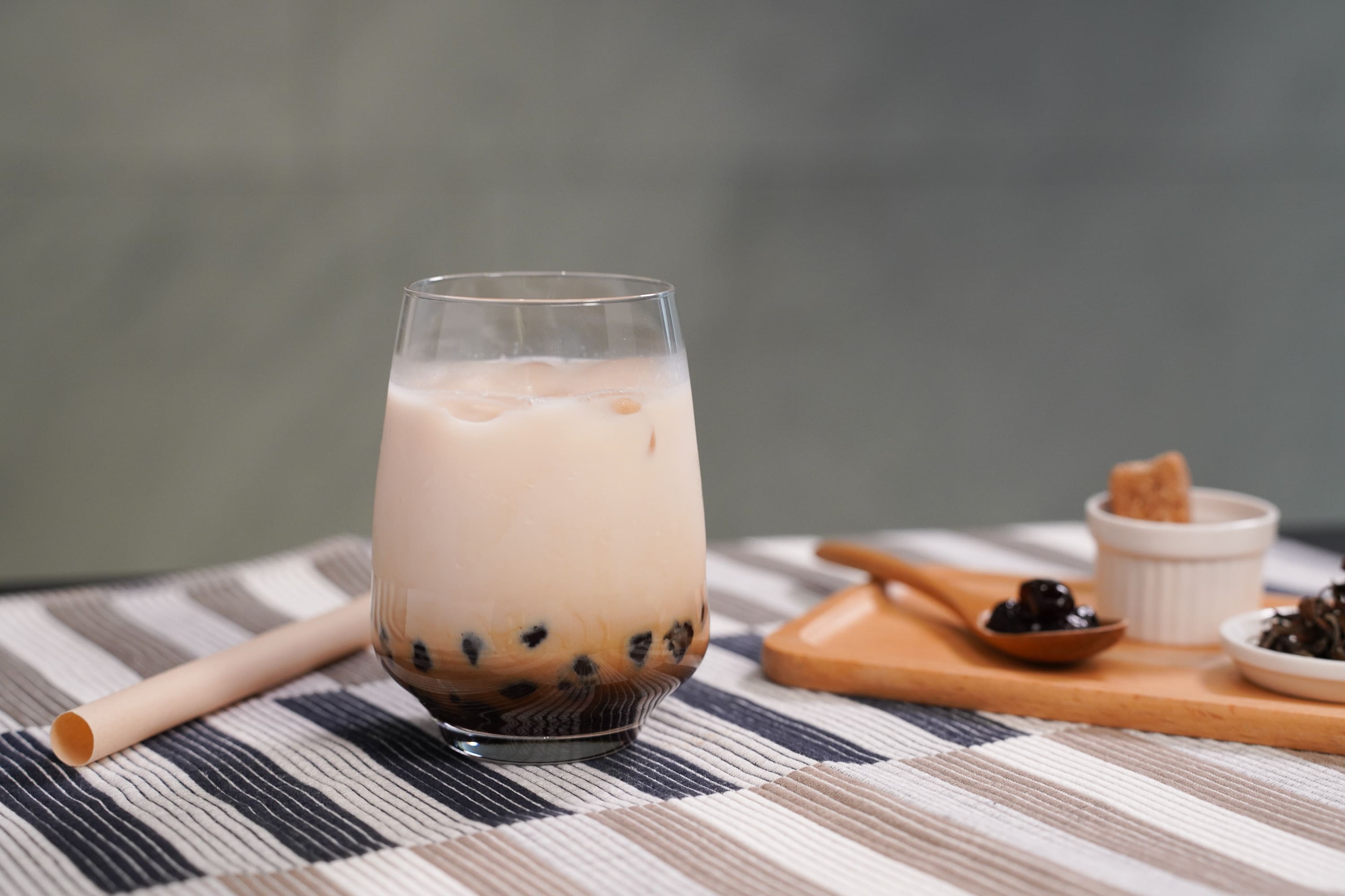 為響應環境永續，機上珍珠鮮奶茶將搭配竹纖維環保吸管。（星宇航空提供）