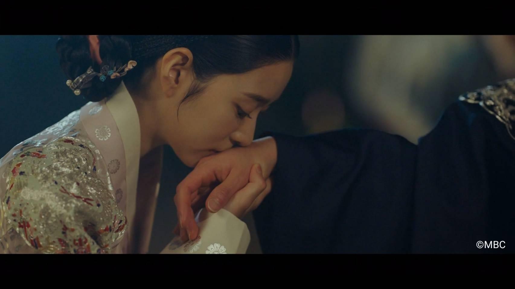 禁婚令》第二集就有反轉「手背一吻」埋伏筆- 鏡週刊Mirror Media 禁婚令》第二集就有反轉「手背一吻」埋伏筆- 鏡週刊Mirror Media
