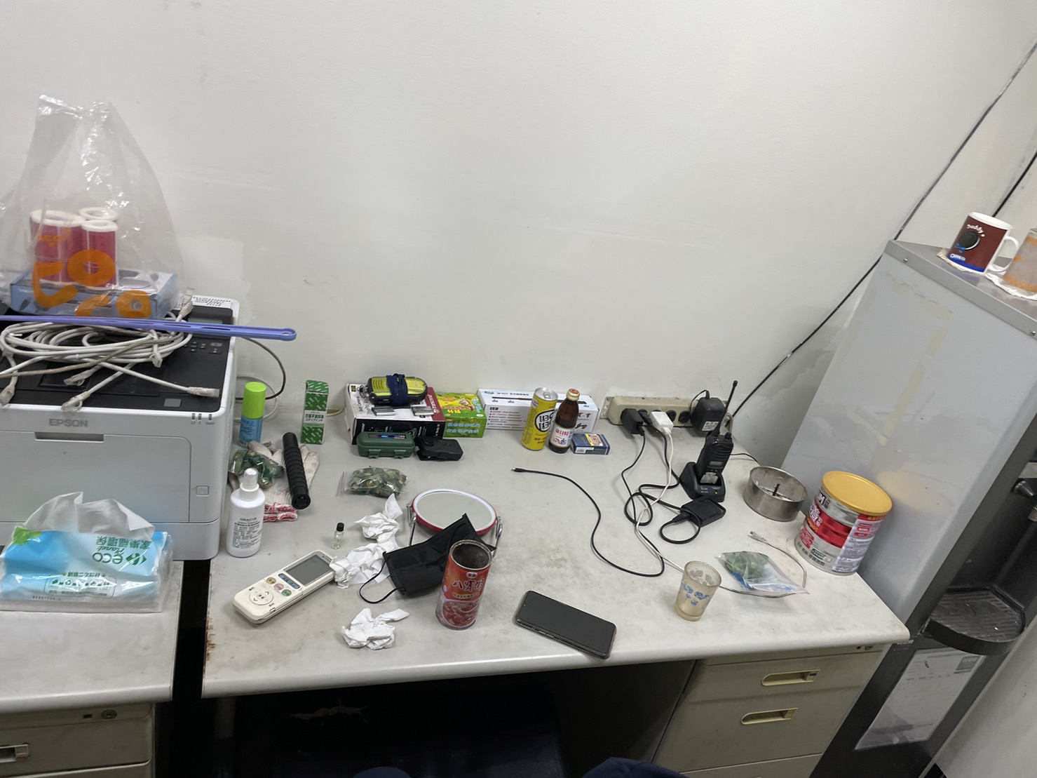 許員指控上班空間凌亂，內部管理有問題。（讀者提供）