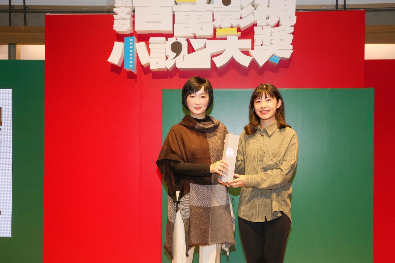 中國作者唐安然《公路上的蘇珊》獲得評審獎，由責任編輯代領獎，鏡文學總編輯董成瑜頒獎。（鏡文學提供）