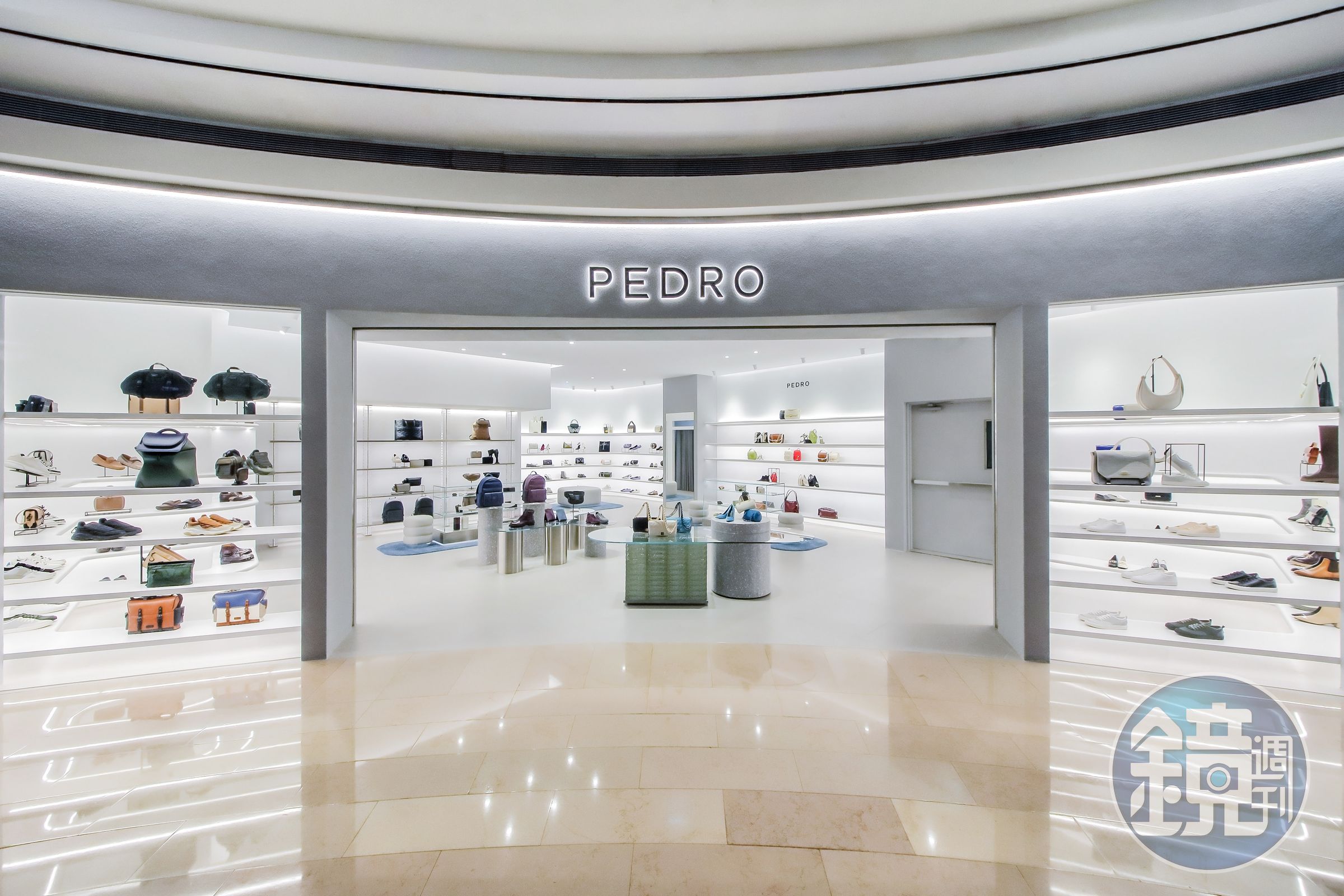 Pedro台北101店以淺砂灰色主體搭配圓弧流線造型，呈現如藝廊般的簡潔氛圍。（Pedro提供）