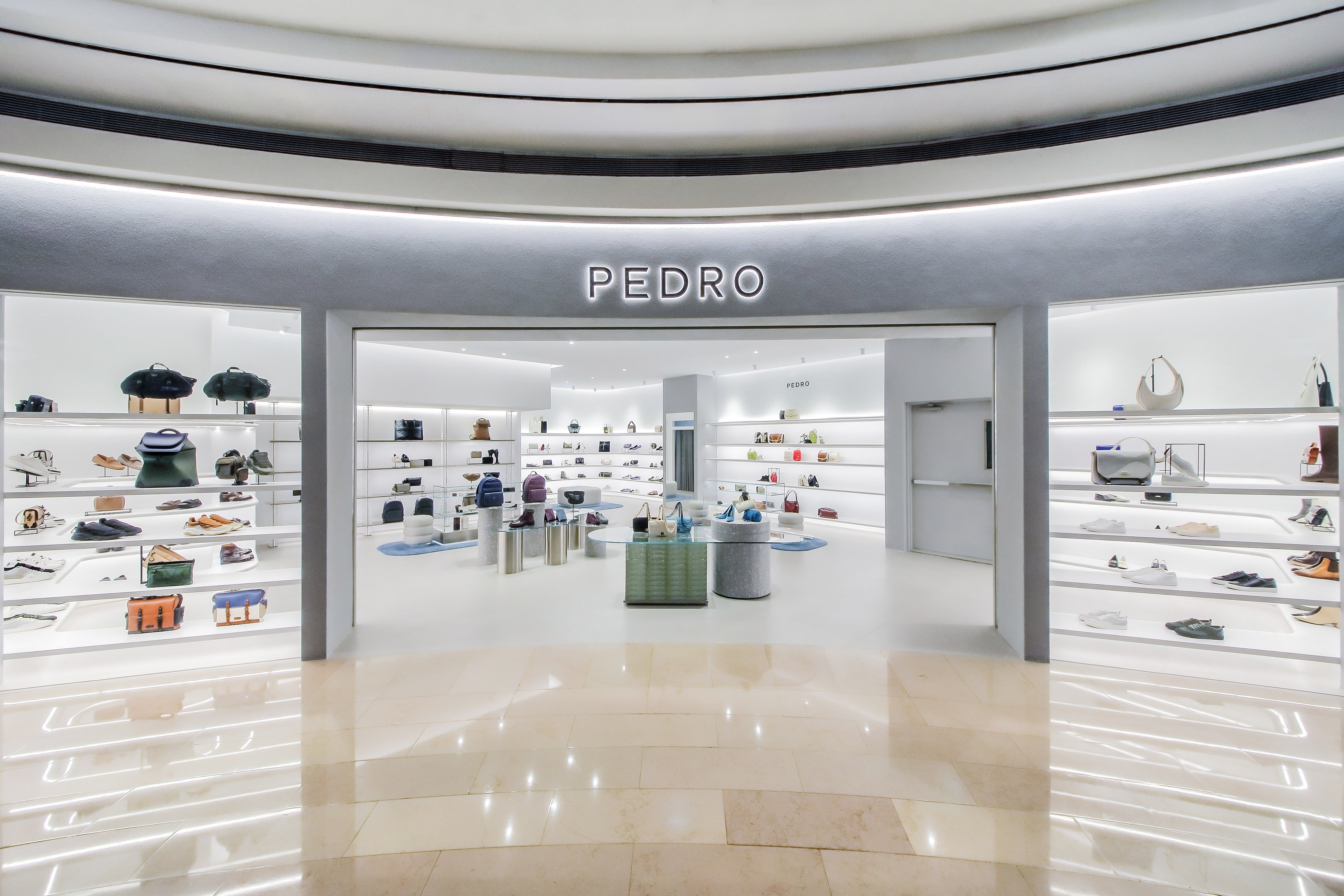 Pedro台北101店以淺砂灰色主體搭配圓弧流線造型，呈現如藝廊般的簡潔氛圍。（Pedro提供）