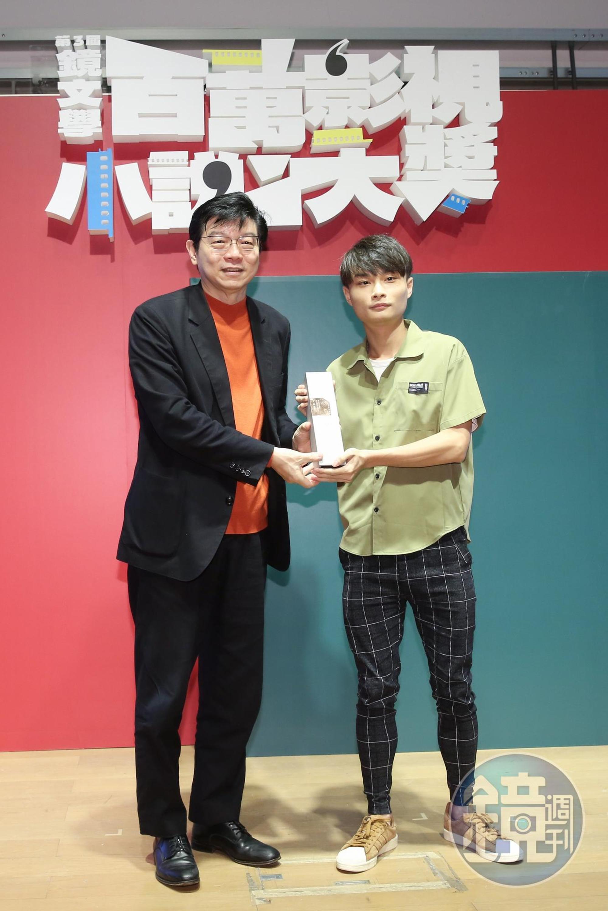 29歲前警員顏瑜今(11日)以《套條子》獲第三屆「鏡文學百萬影視小說大獎」首獎。