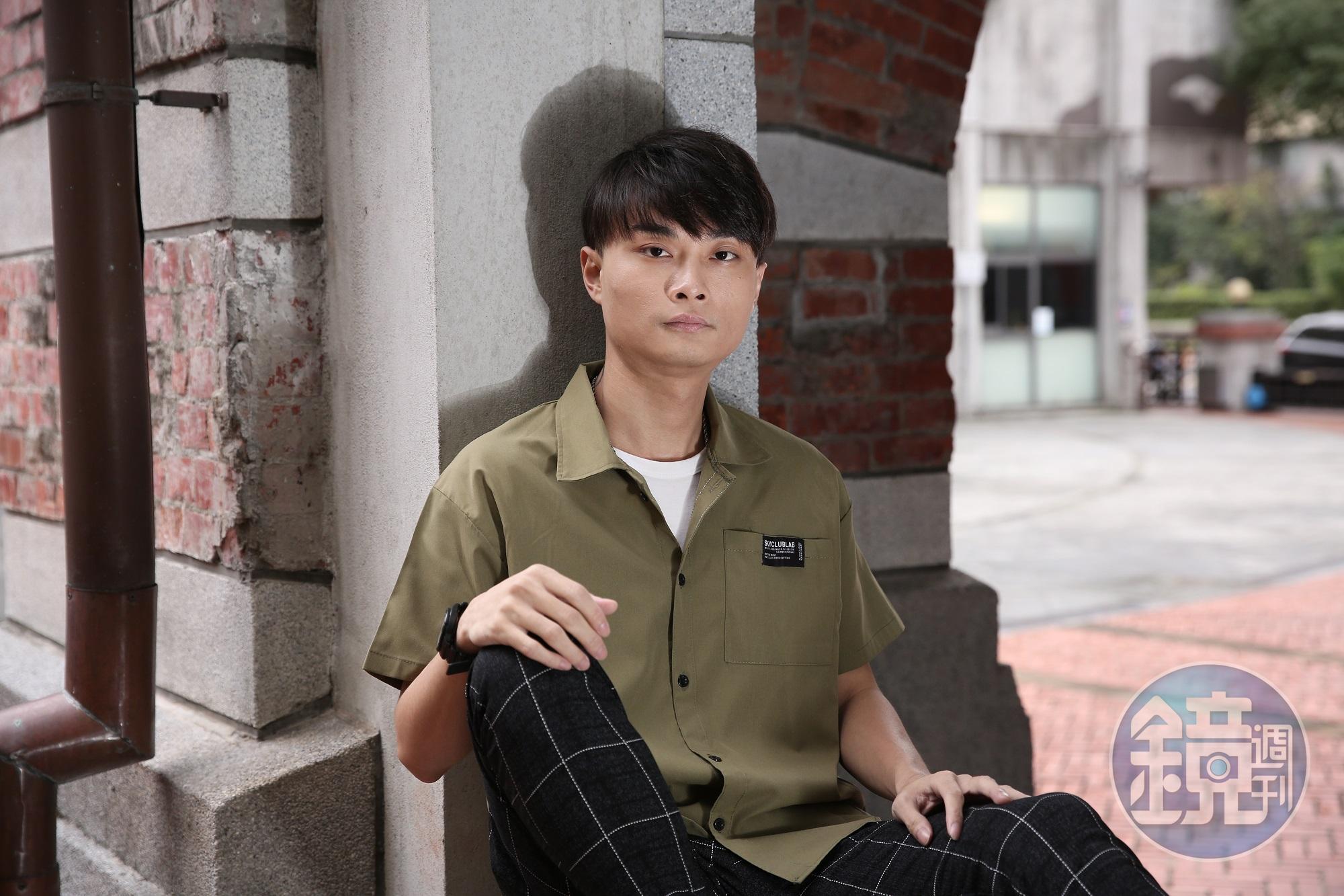 29歲前警員顏瑜今(11日)以《套條子》獲第三屆「鏡文學百萬影視小說大獎」首獎。