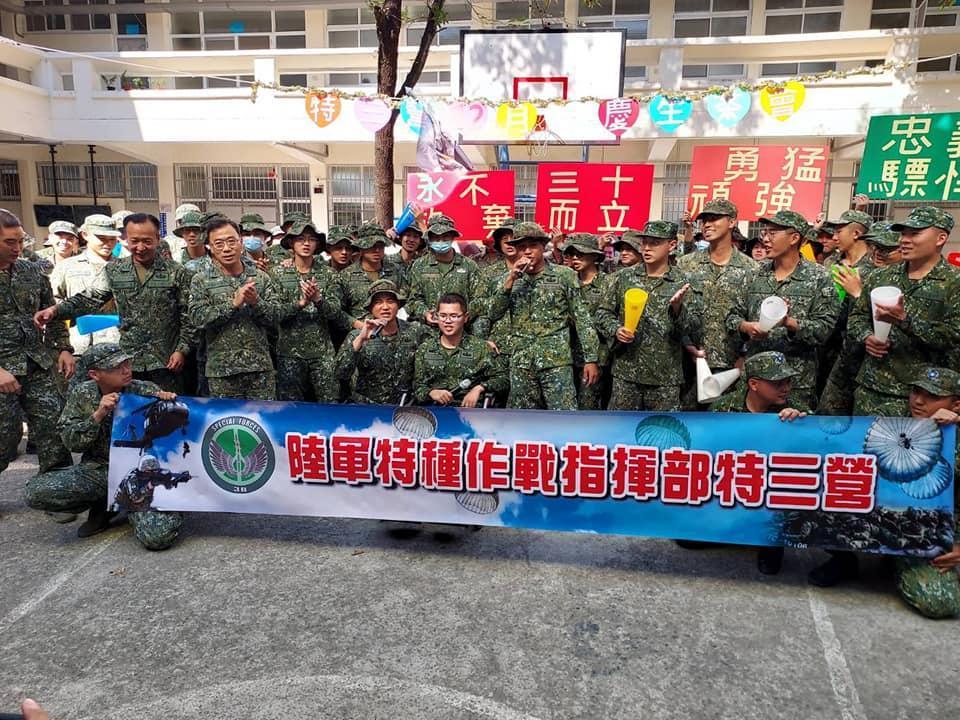 4年前跳傘意外重傷的秦良丰，在努力復健下已可行走，今回到部隊與弟兄們一同慶祝30歲生日。（翻攝自秦天人臉書）